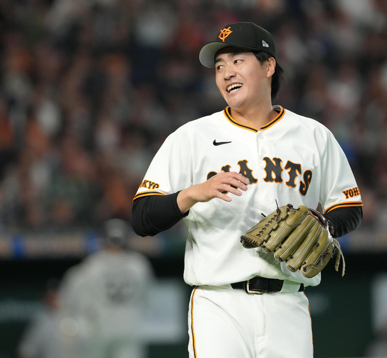 巨人対ロッテ　1回表、ピンチを脱し笑顔を見せる巨人の先発西舘勇陽（撮影・たえ見朱実）