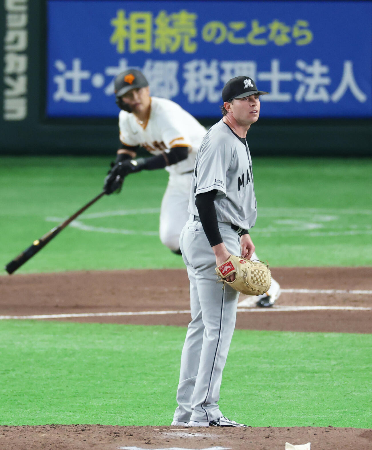 巨人対ロッテ　2回裏巨人2死一、二塁、吉川尚輝に適時打を浴びるサム・ロング（撮影・増田悦実）