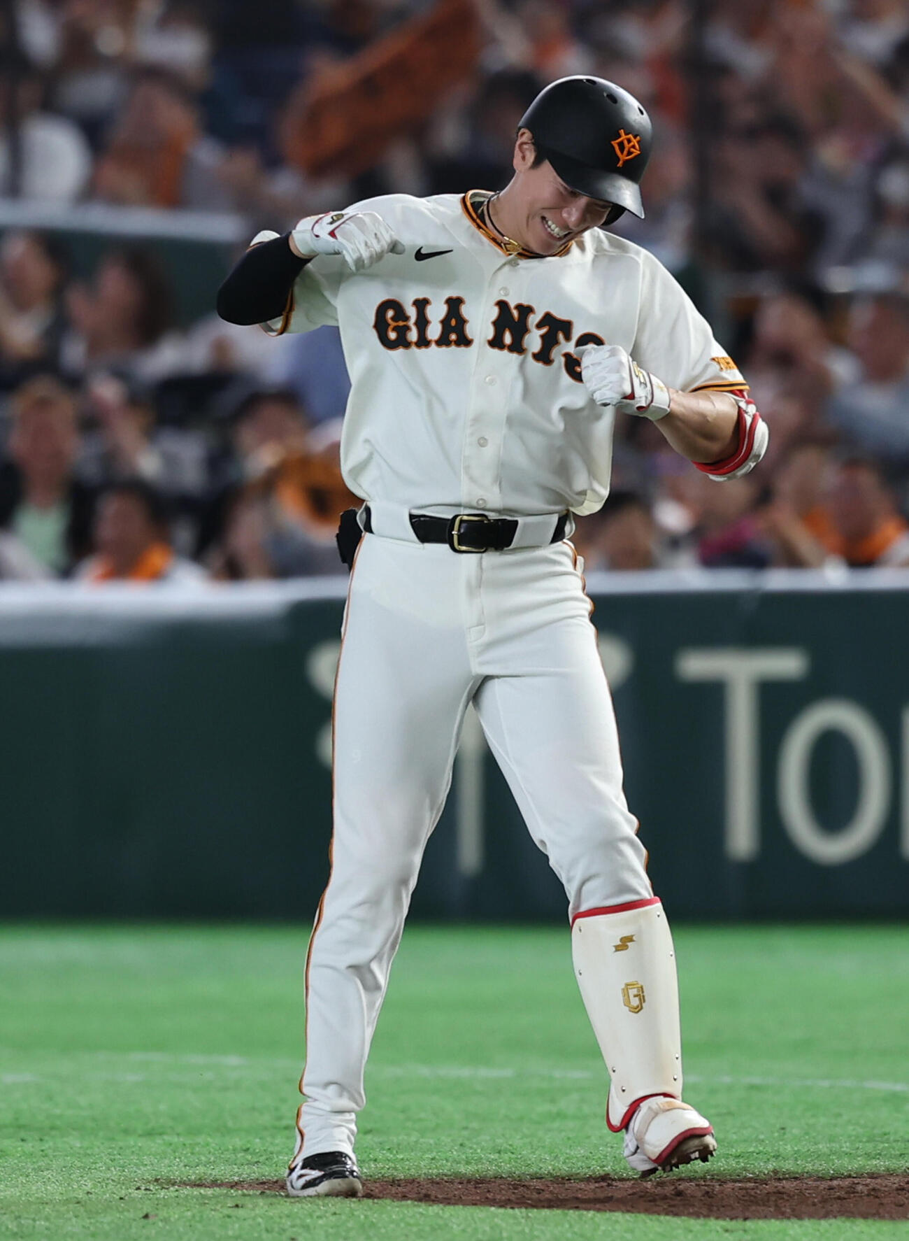 交流戦　巨人対ロッテ　7回裏巨人2死三塁、適時打を放ちガッツポーズする松本剛（撮影・水谷安孝）