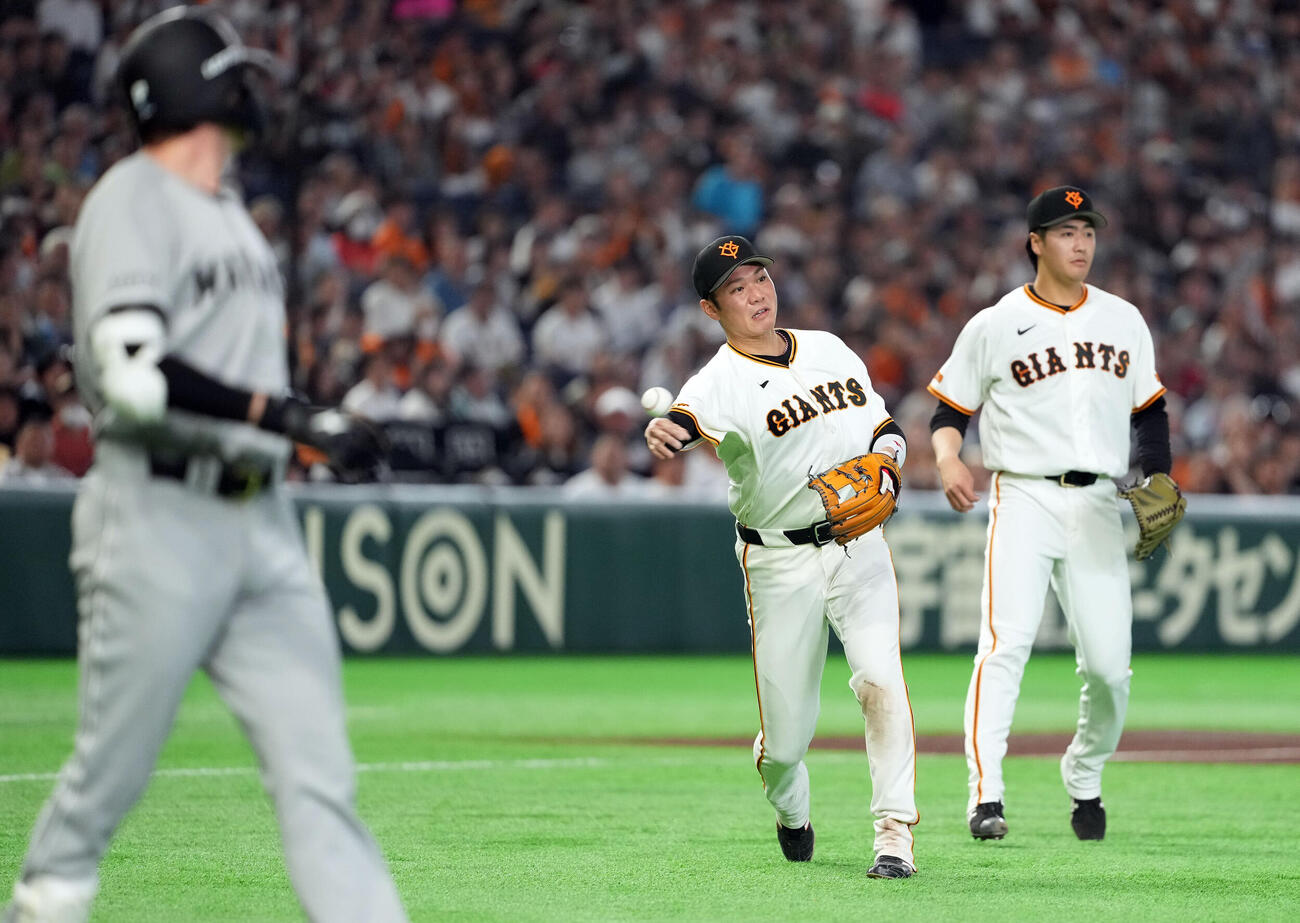 巨人対ロッテ　5回表ロッテ1死一塁、サム・ロングの犠打を三塁手坂本勇人は直接捕球せずワンバンドさせ一塁へ送球する（撮影・たえ見朱実）