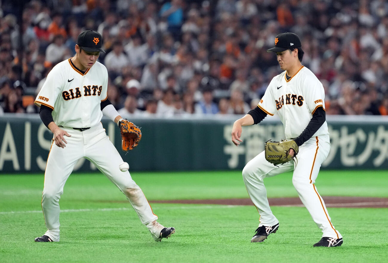 巨人対ロッテ　5回表ロッテ1死一塁、サム・ロングの犠打を三塁手坂本勇人は直接捕球せずワンバンドさせる。右は西舘勇陽（撮影・たえ見朱実）