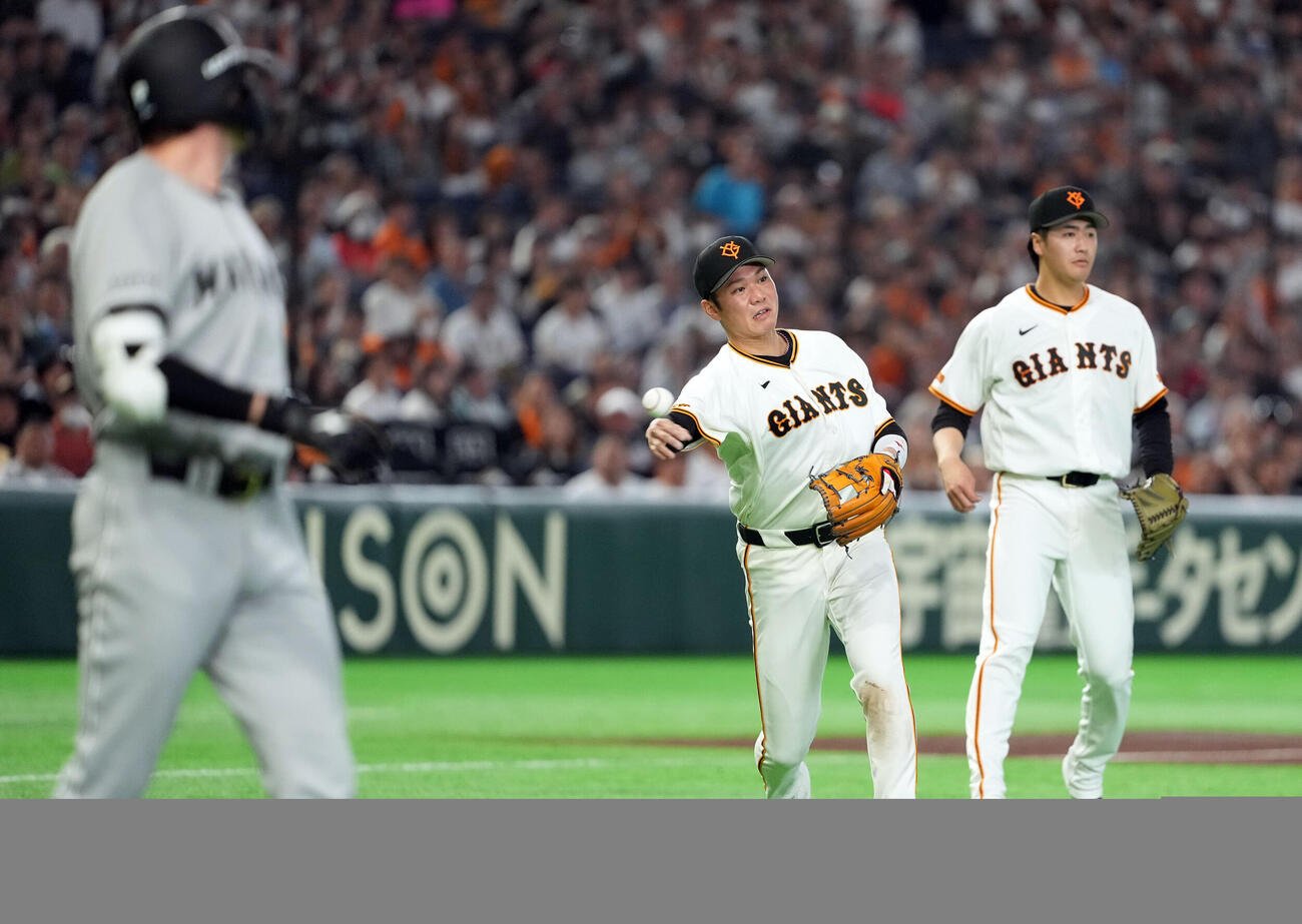 巨人対ロッテ　5回表ロッテ1死一塁、サム・ロングの犠打を三塁手坂本勇人は直接捕球せずワンバンドさせ一塁へ送球する（撮影・たえ見朱実）