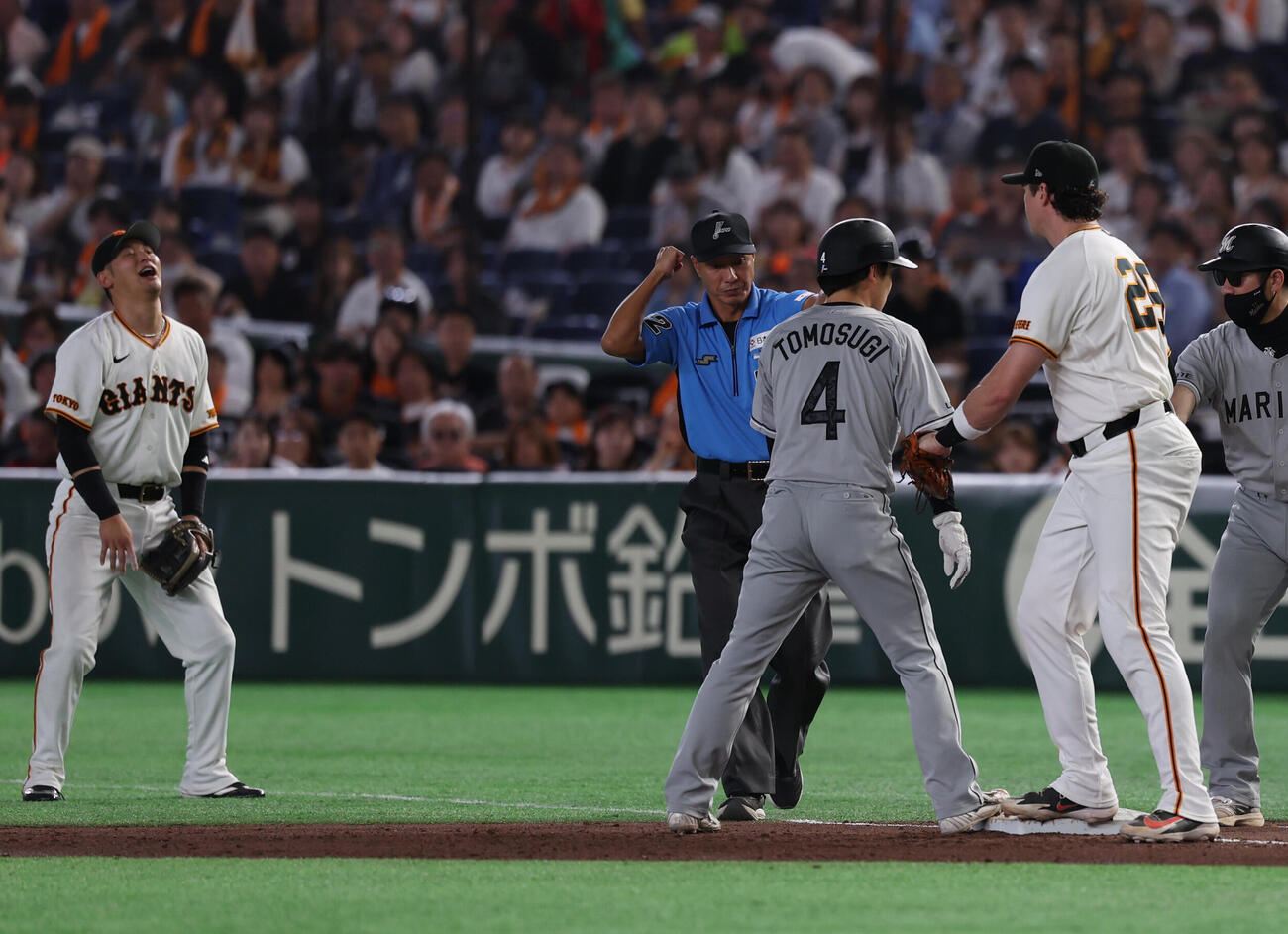交流戦　巨人対ロッテ　5回表ロッテ1死一里、サム・ロングの犠打でトリックプレーを狙うも一塁手ボビー・ダルベックがベースを踏みながら捕球しトリックに失敗する(撮影・水谷安孝）