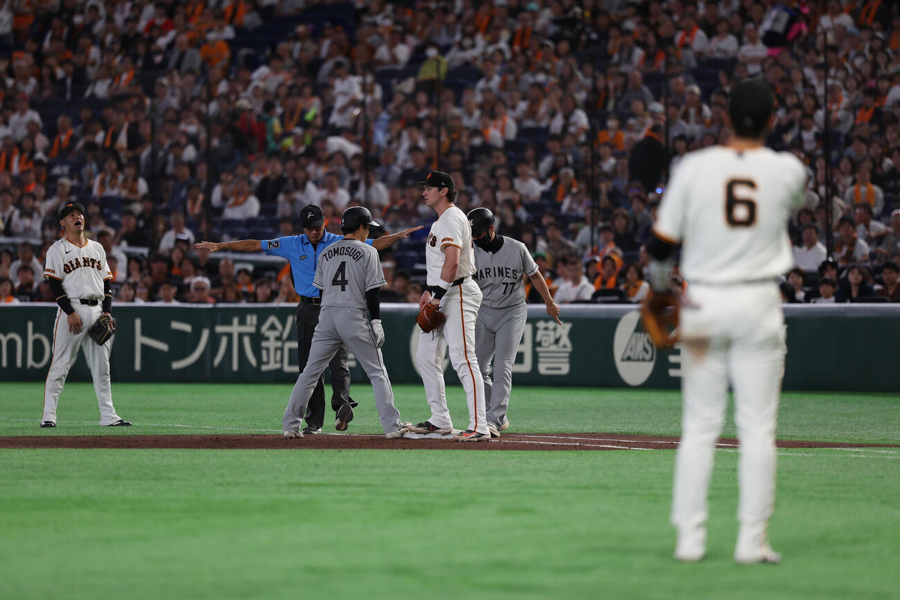 交流戦　巨人対ロッテ　5回表ロッテ1死一里、サム・ロングの犠打でトリックプレーを狙うも一塁手ボビー・ダルベックがベースを踏みながら捕球しトリックは失敗に終わる（撮影・水谷安孝）