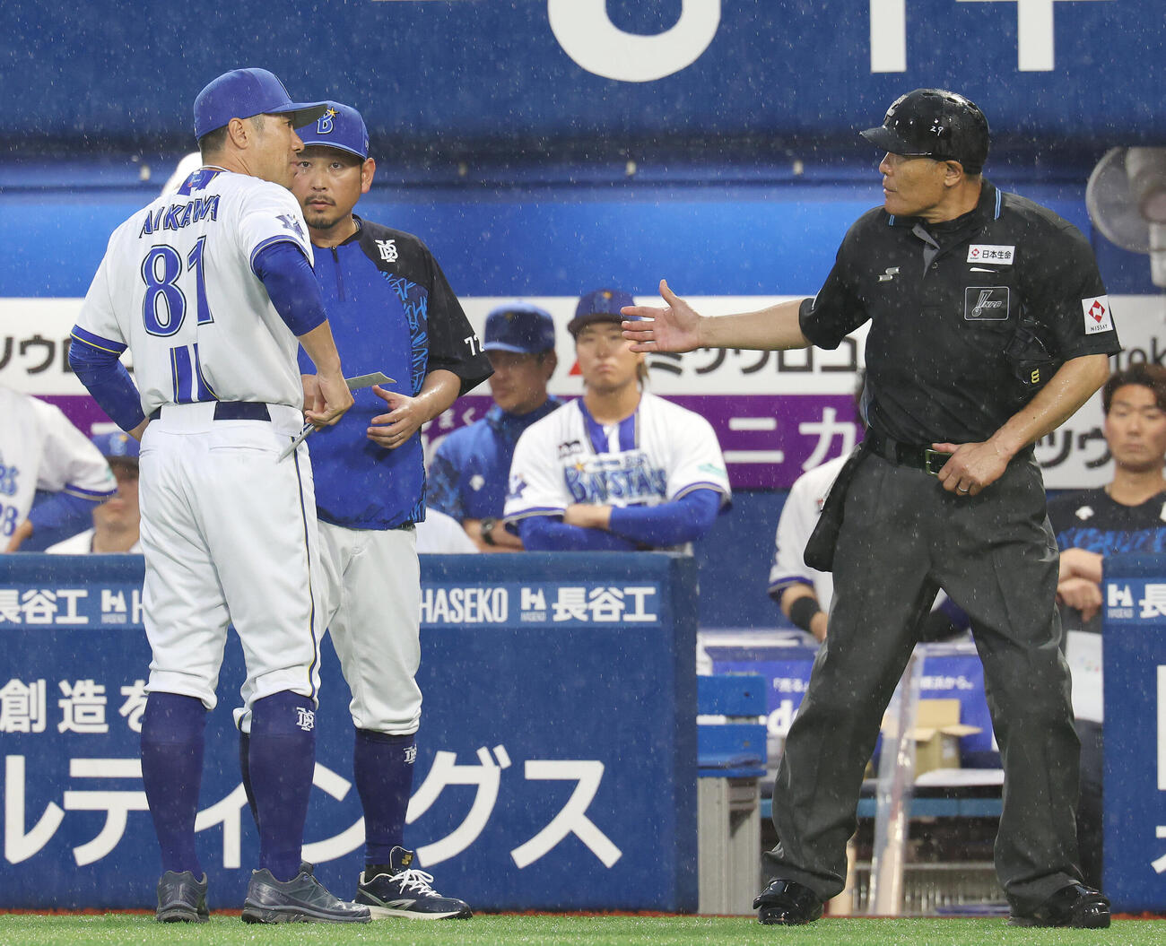 DeNA対ソフトバンク　遅延行為で退場となるDeNA相川亮二監督（撮影・宮地輝）