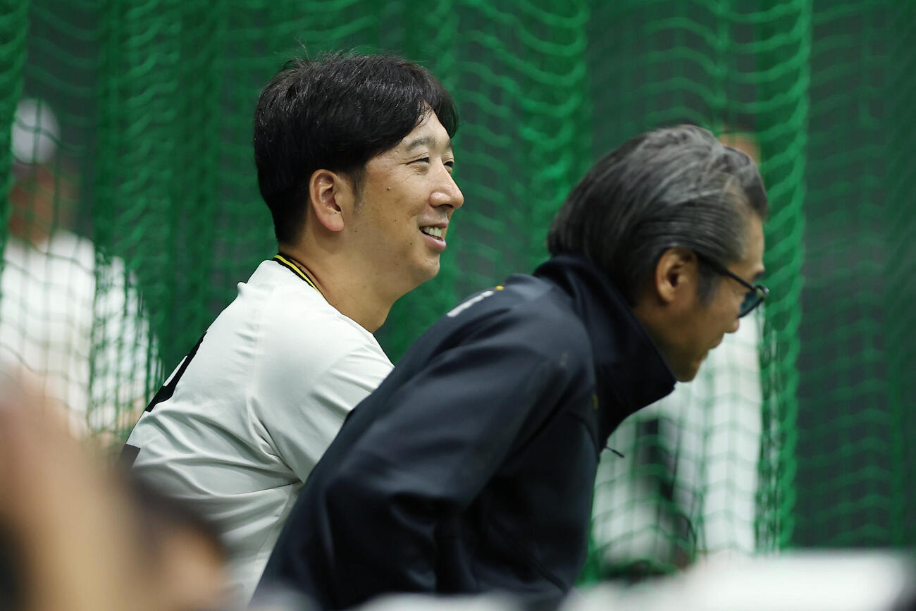練習を見守る阪神藤川球児監督（左）（撮影・前田充）＝2026年6月7日