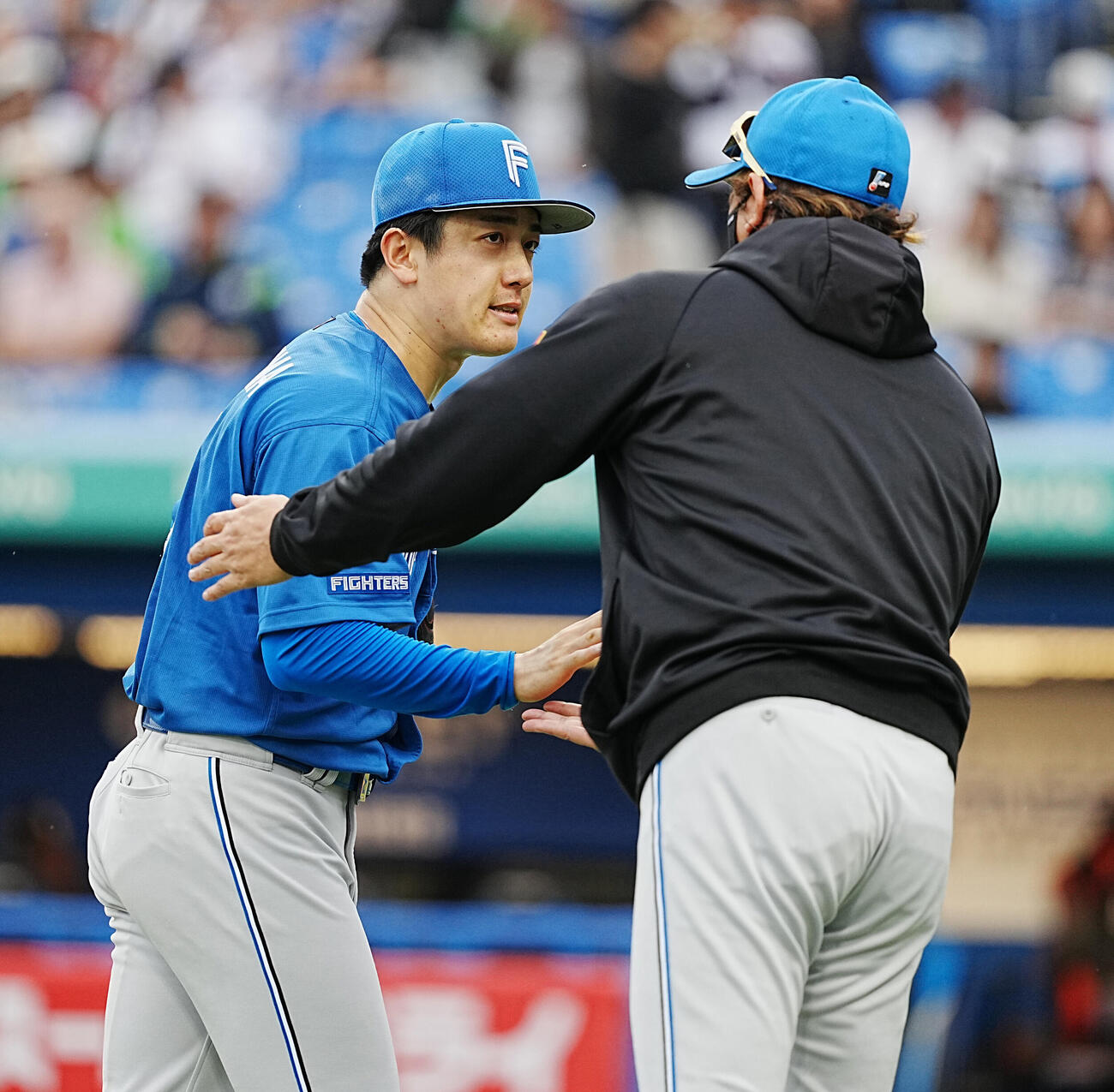 ヤクルト対日本ハム　完投で今季5勝目を挙げた日本ハム北山亘基（左）は新庄剛志監督の祝福を受ける（撮影・小沢裕）　
