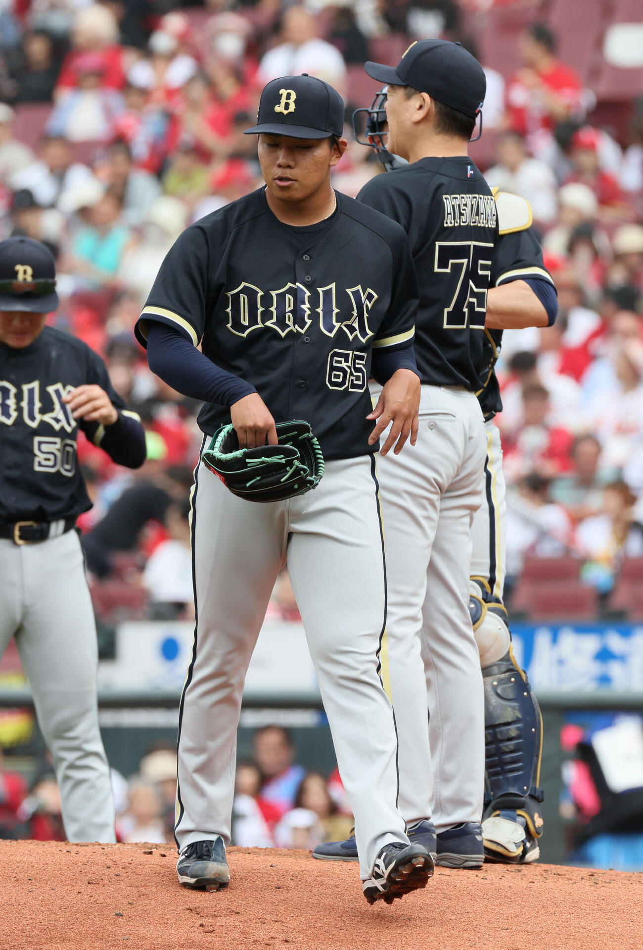 広島対オリックス　2回裏広島2死二、三塁、降板する宮国凌空（撮影・加藤孝規）