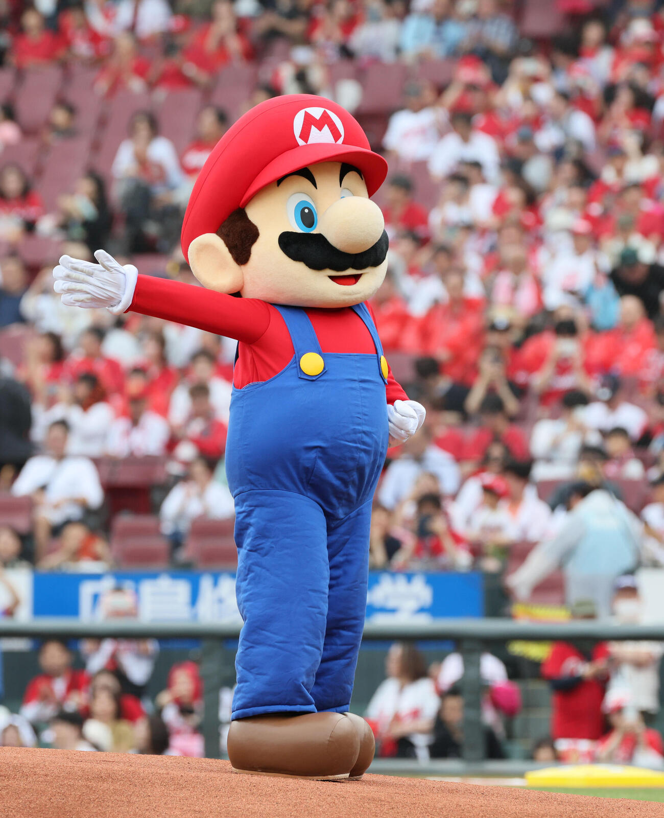 広島対オリックス　マリオが始球式に登場（撮影・加藤孝規）