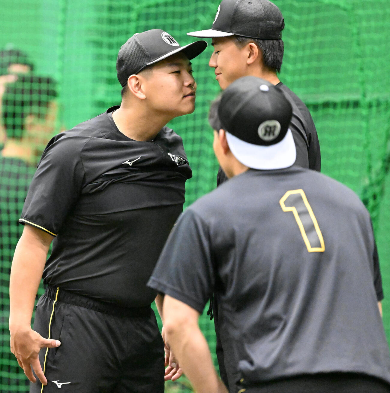 阪神練習　阪神嶋村麟士朗（左）に顔を近づけられ目を閉じる立石正広（撮影・和賀正仁）