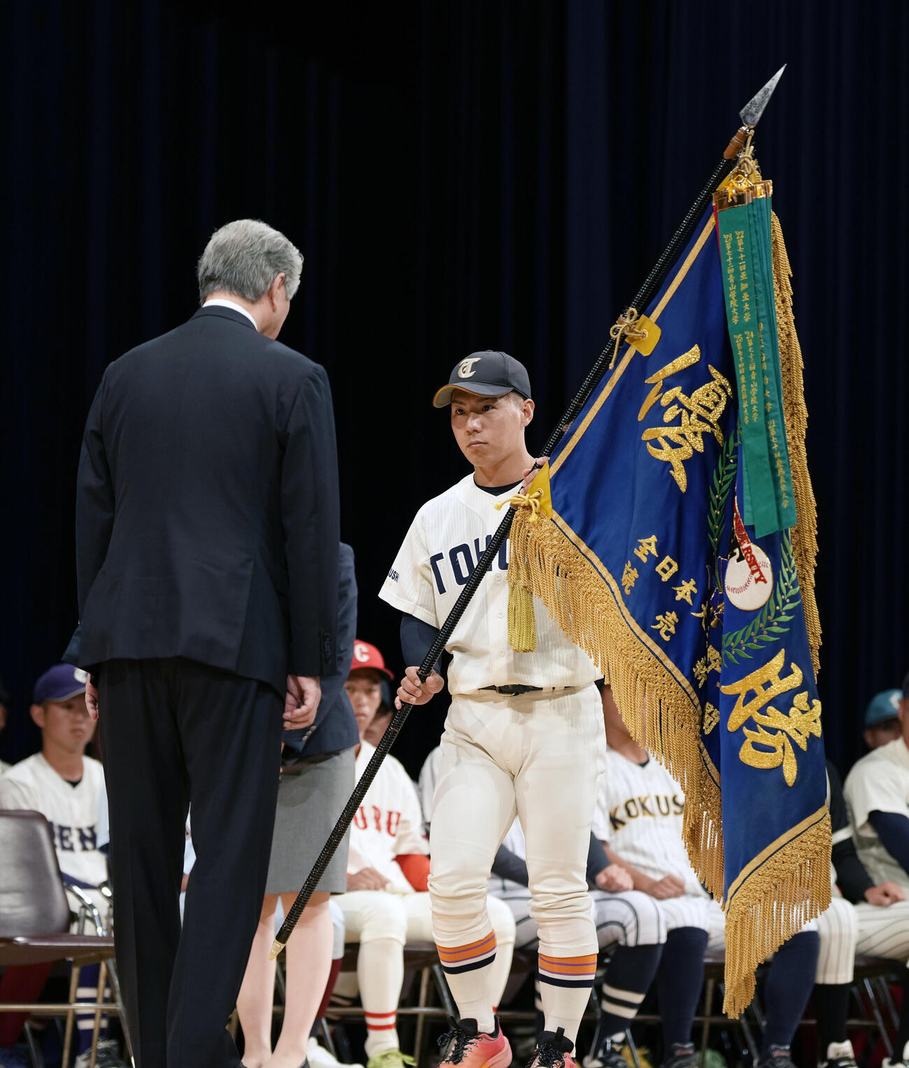 全日本大学野球選手権大会開会式　優勝旗を返還する東北福祉大・小山凌暉主将（撮影・小島史椰）