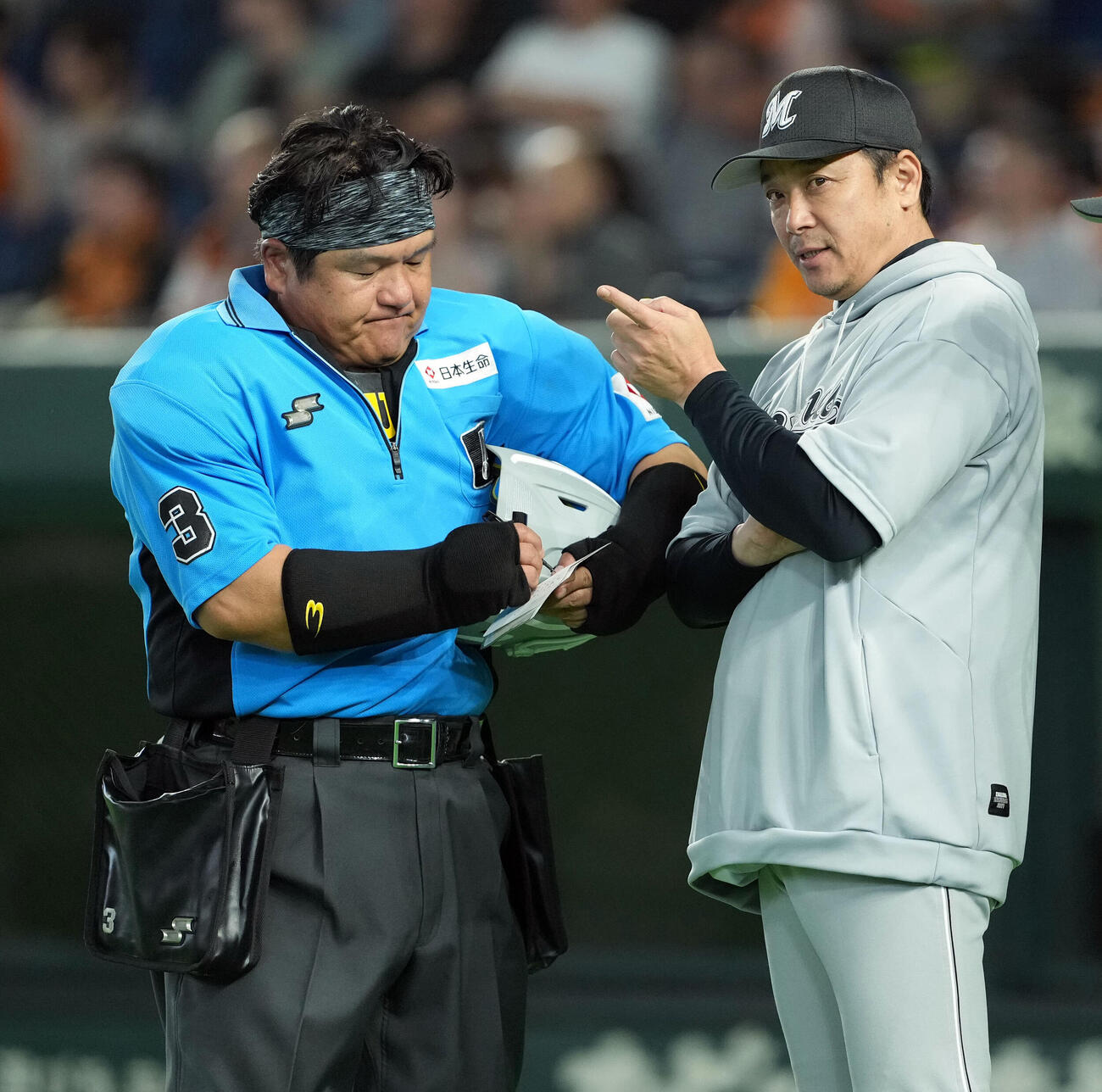 巨人対ロッテ　11回裏、選手の交代を告げるロッテサブロー監督（撮影・たえ見朱実）