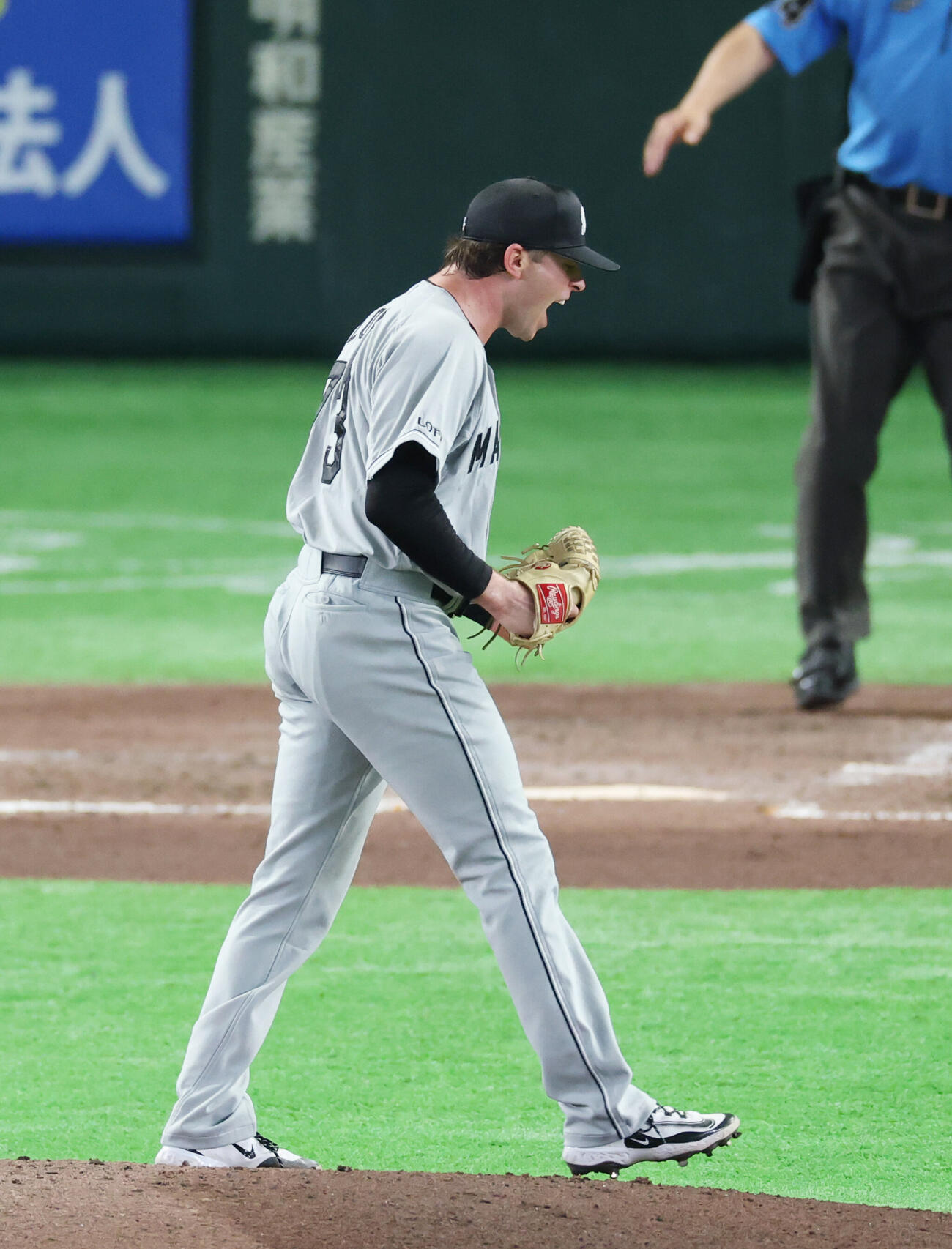 巨人対ロッテ　4回裏巨人2死、吉川尚輝を三振に仕留め声を上げるサム・ロング（撮影・増田悦実）