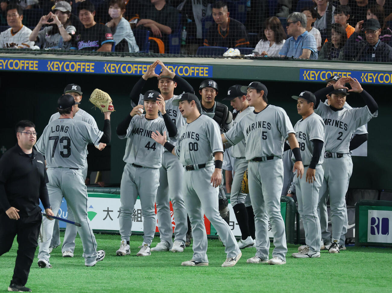 巨人対ロッテ　3回裏を無失点に抑えたサム・ロング（左）を出迎えるロッテナイン（撮影・増田悦実