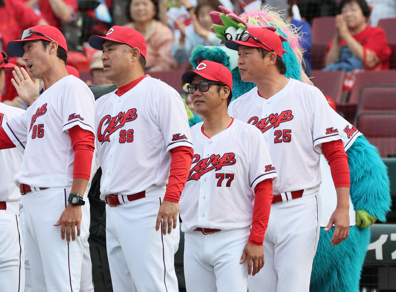 広島対オリックス　オリックスに連勝した広島ナインを迎える新井貴浩監督（右）（撮影・加藤孝規）