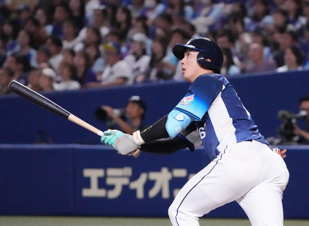 プロ野球交流戦中日対西武　12回表西武無死、本塁打を放つ長谷川信哉（撮影・森本幸一）