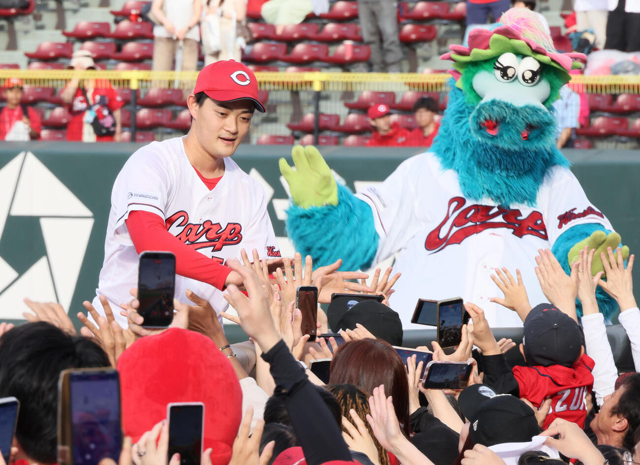 広島対オリックス　ファンとふれあう岡本駿（撮影・加藤孝規）