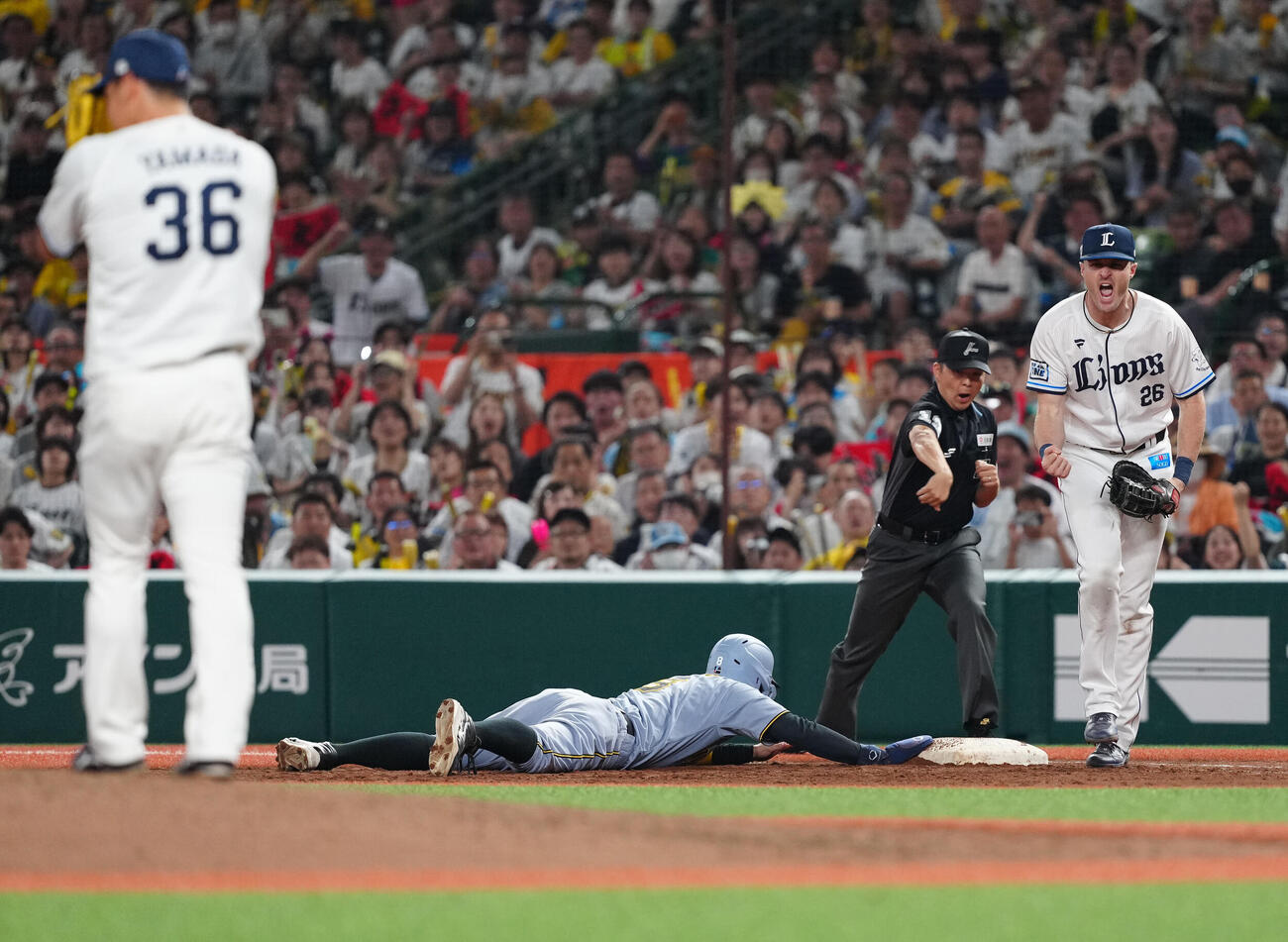 25年6月12日、西武対阪神　8回表阪神1死満塁、けん制死する一塁走者佐藤輝明。一塁手タイラー・ネビン