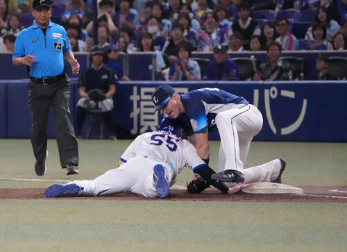 【西武】絶体絶命救ったお家芸ピックオフ、ごく自然に振る舞ったネビンが数秒後に興奮の雄たけび