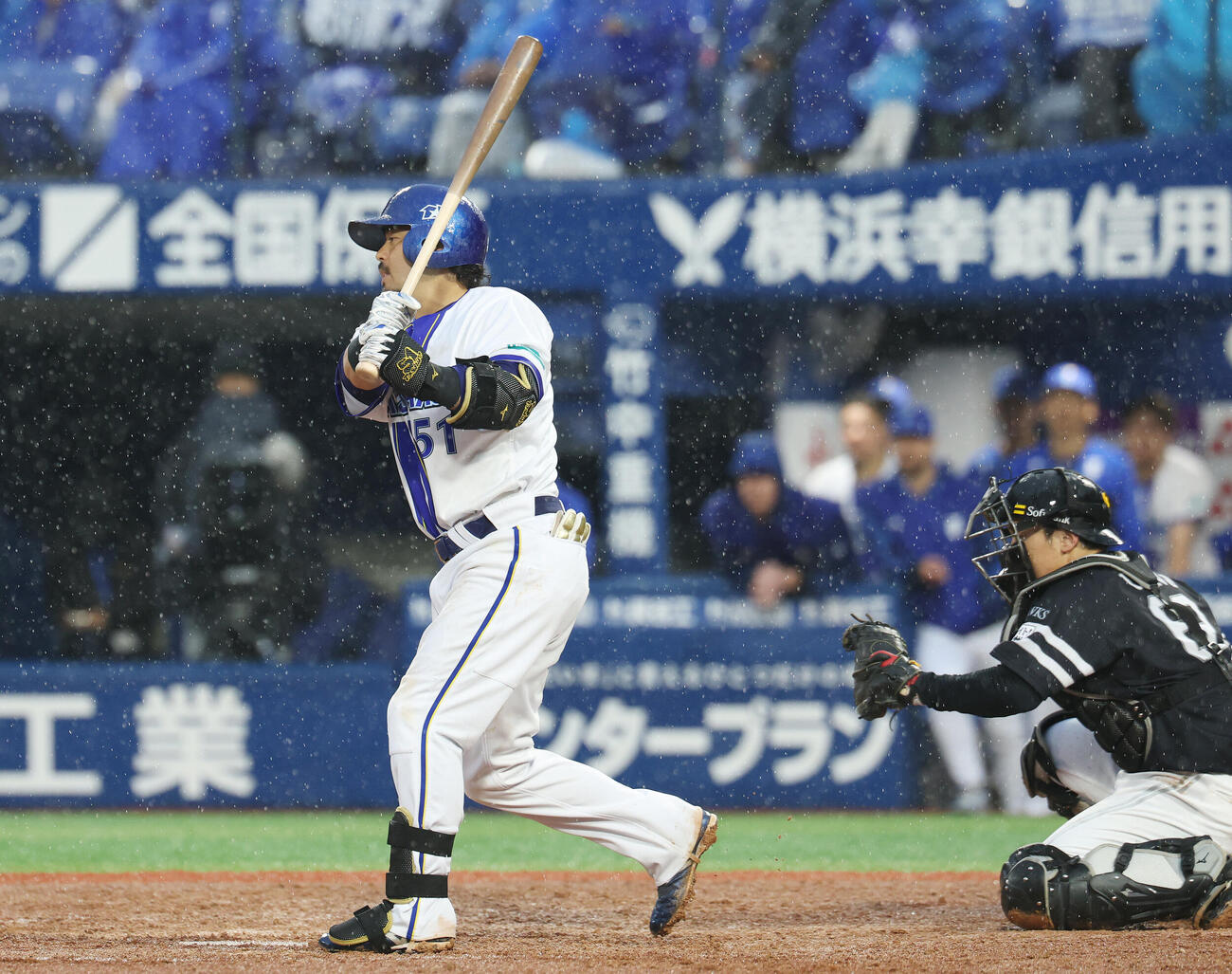 DeNA対ソフトバンク　11回裏DeNA2死一塁、空振り三振に倒れる宮崎敏郎（撮影・宮地輝）