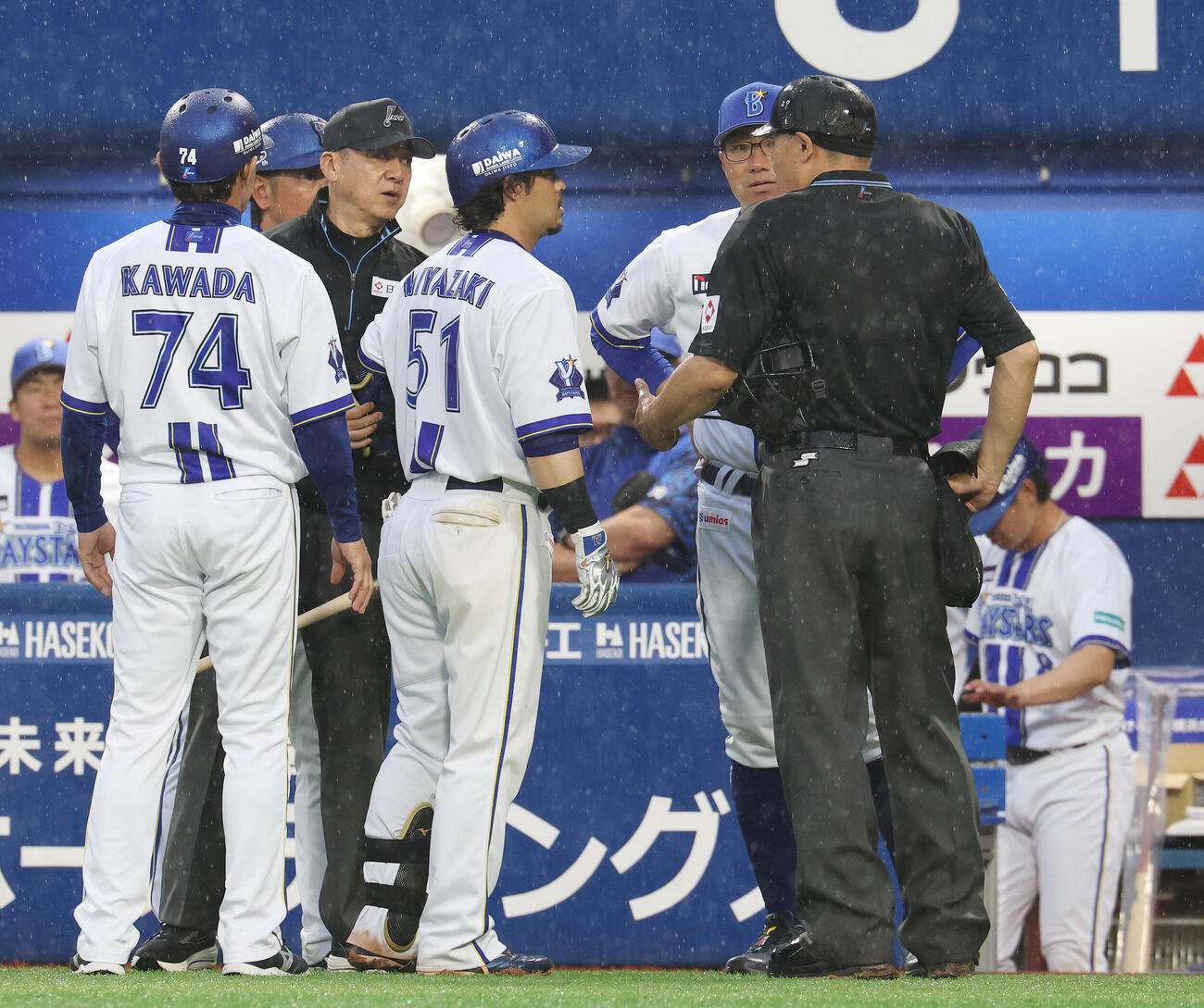 DeNA対ソフトバンク　11回裏DeNA2死一塁、宮崎敏郎（中央）の判定に抗議する相川亮二監督（同右）（撮影・宮地輝）