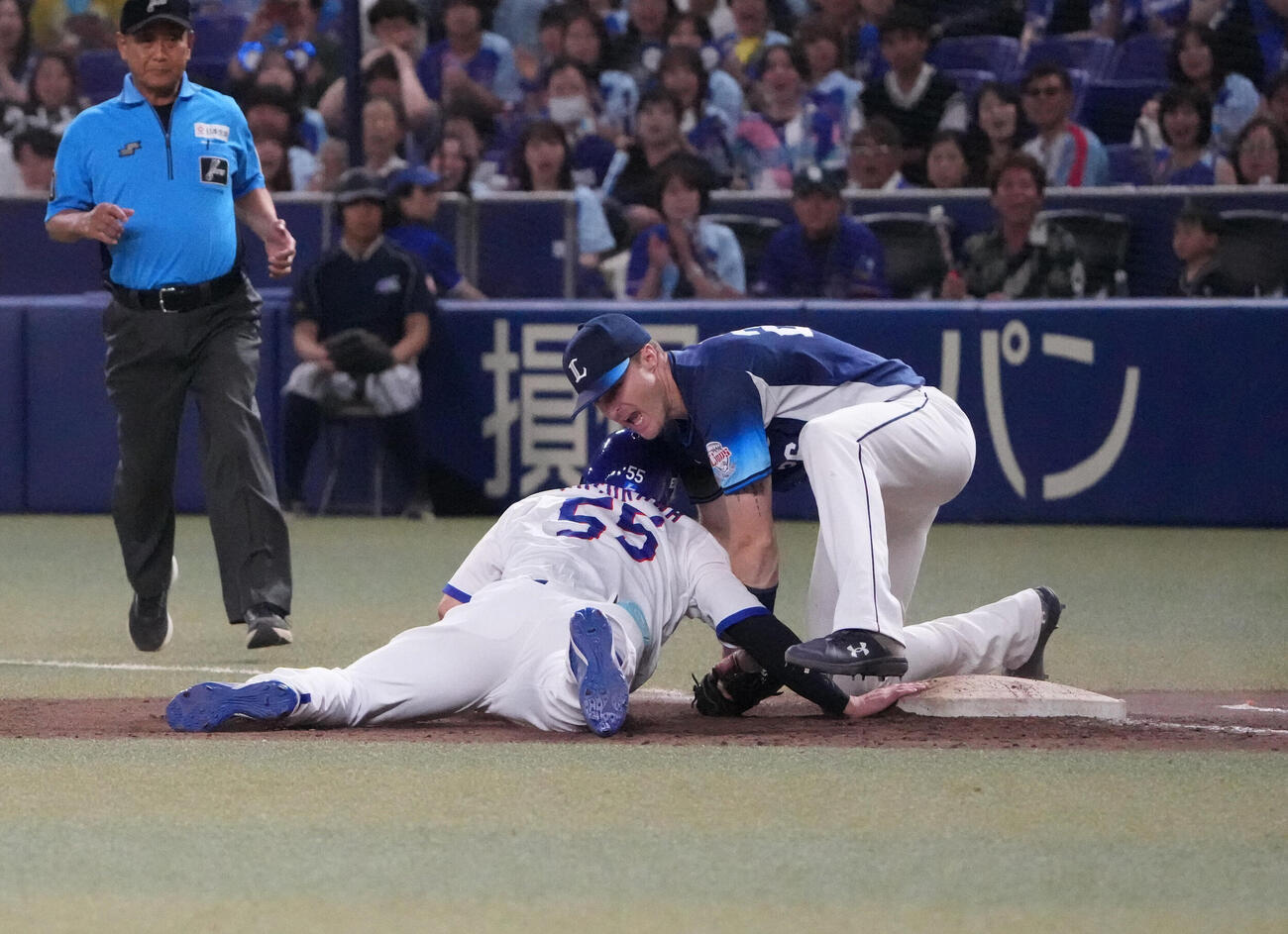 プロ野球交流戦中日対西武　11回裏中日2死満塁、けん制死となる細川成也、右は一塁手タイラー・ネビン（撮影・森本幸一）