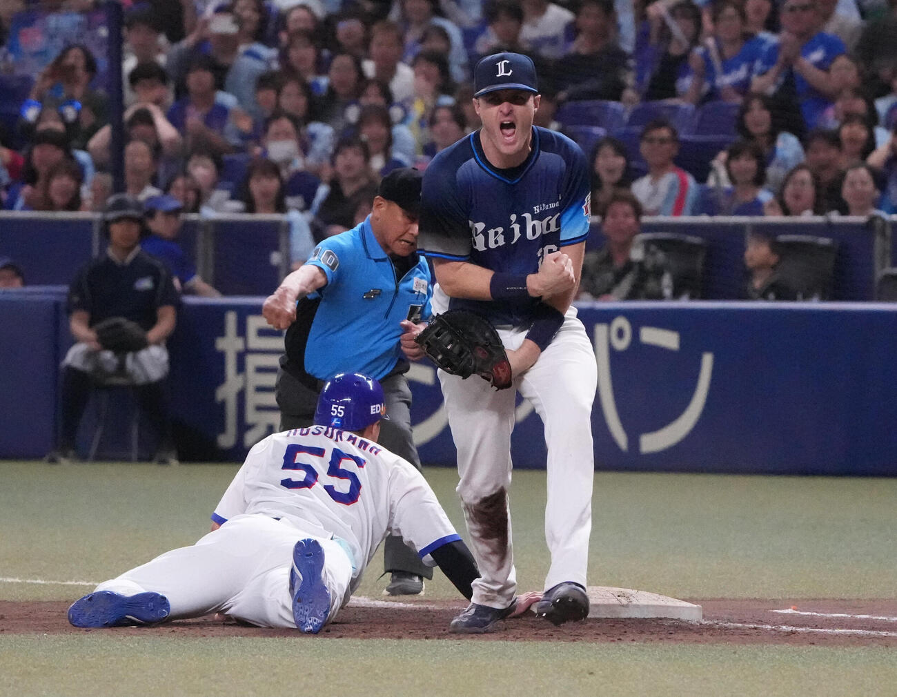 中日対西武　11回裏中日2死満塁、牽制死となる細川成也（左）一塁手はタイラー・ネビン（撮影・森本幸一）