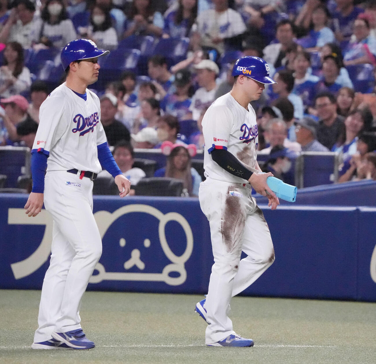 プロ野球交流戦中日対西武　11回裏中日2死満塁、牽制死となりベンチへ戻る堂上直倫内野守備走塁コーチ（左）と細川成也（撮影・森本幸一）