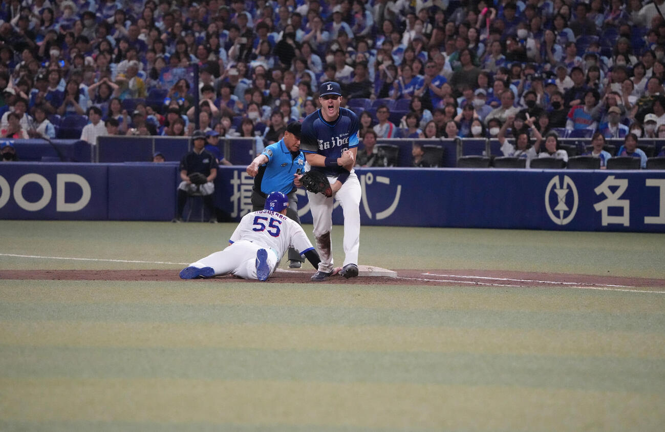 プロ野球交流戦中日対西武　11回裏中日2死満塁、牽制死となる細川成也（左）一塁手はタイラー・ネビン（撮影・森本幸一）