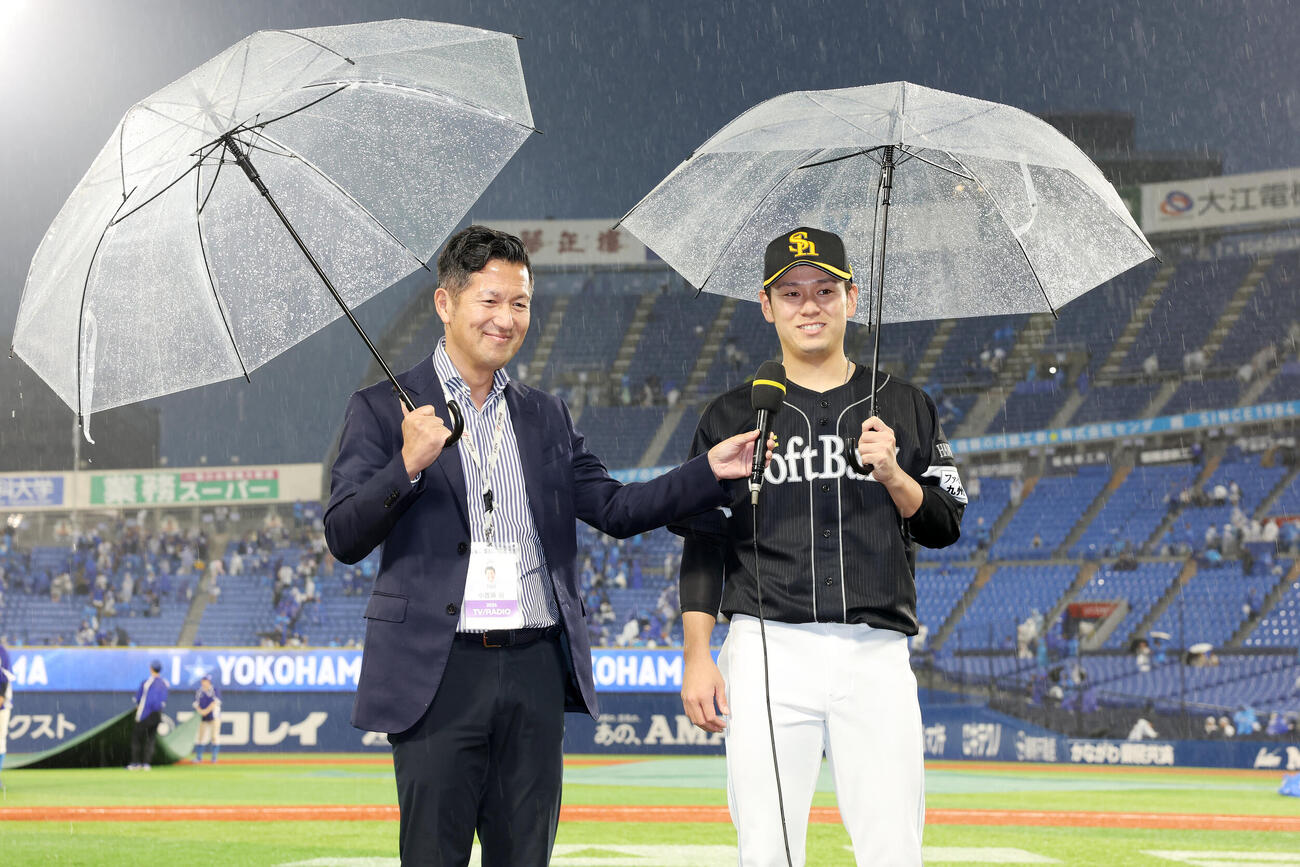 DeNA対ソフトバンク　初勝利を挙げたソフトバンク伊藤優輔は傘を差してヒーローインタビューに答える（撮影・宮地輝）