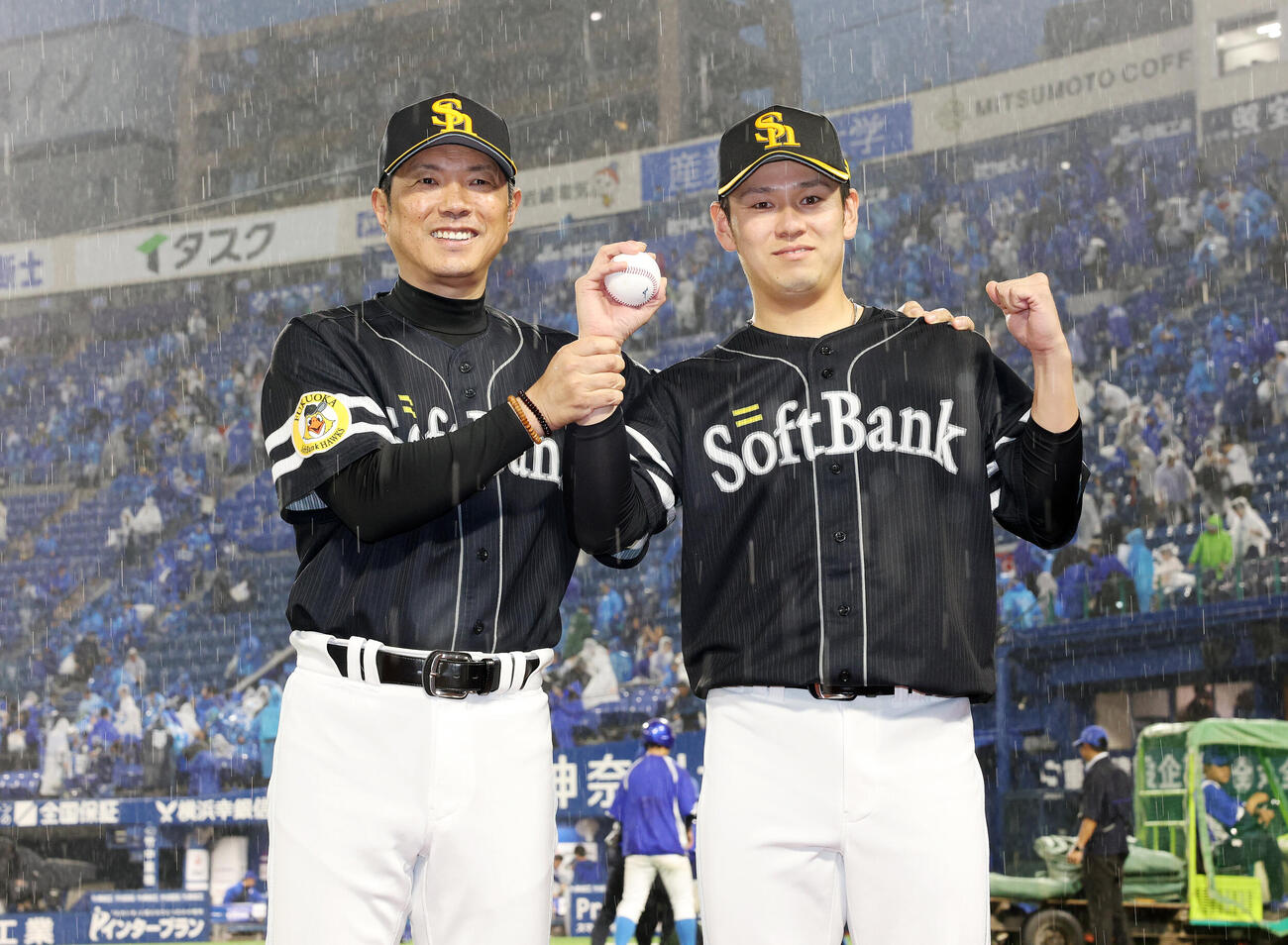 DeNA対ソフトバンク　初勝利を挙げソフトバンク小久保裕紀監督（左）と笑顔で記念撮影に納まる伊藤優輔（撮影・宮地輝）