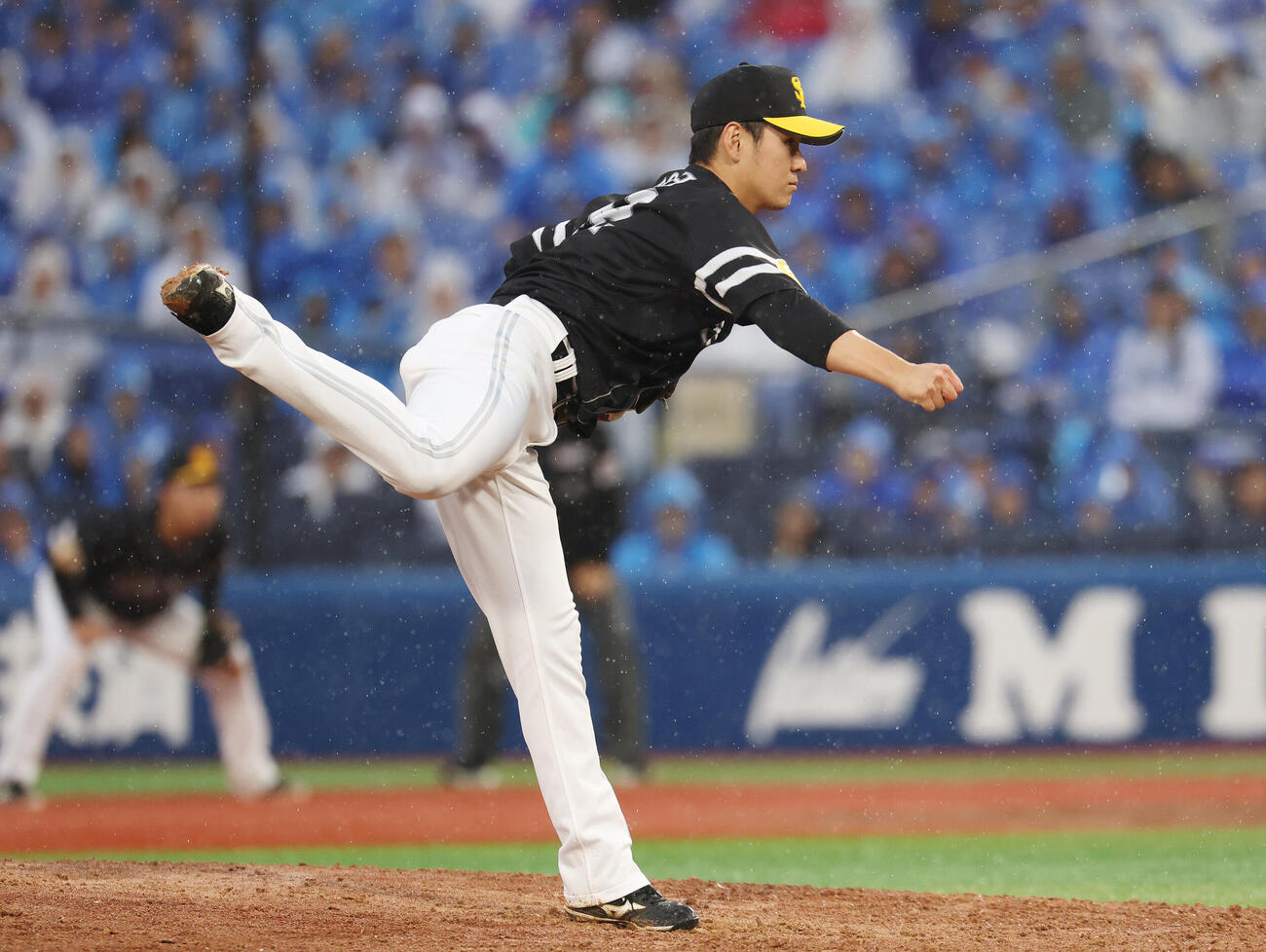 DeNA対ソフトバンク　ソフトバンク6番手の伊藤優輔（撮影・宮地輝）