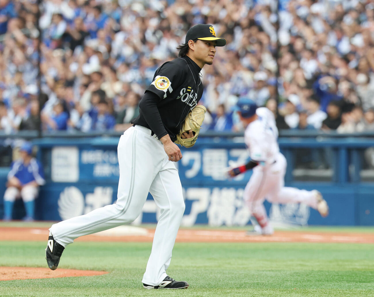 DeNA対ソフトバンク　3回裏DeNA2死一、二塁、牧秀悟に2点適時二塁打を浴びる徐若熙（撮影・宮地輝）