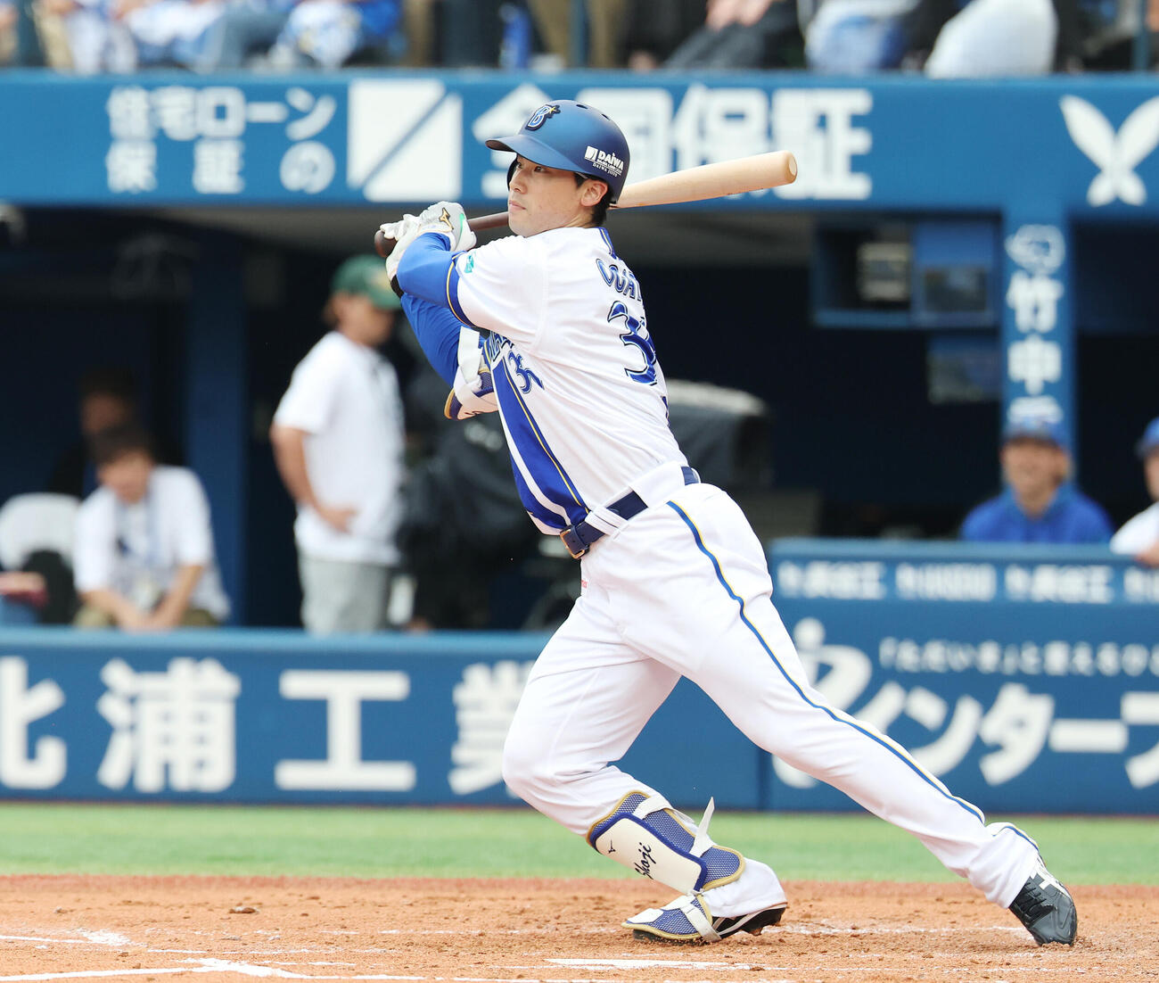 DeNA対ソフトバンク　3回裏DeNA2死、内野安打を放つ尾形崇斗（撮影・宮地輝）