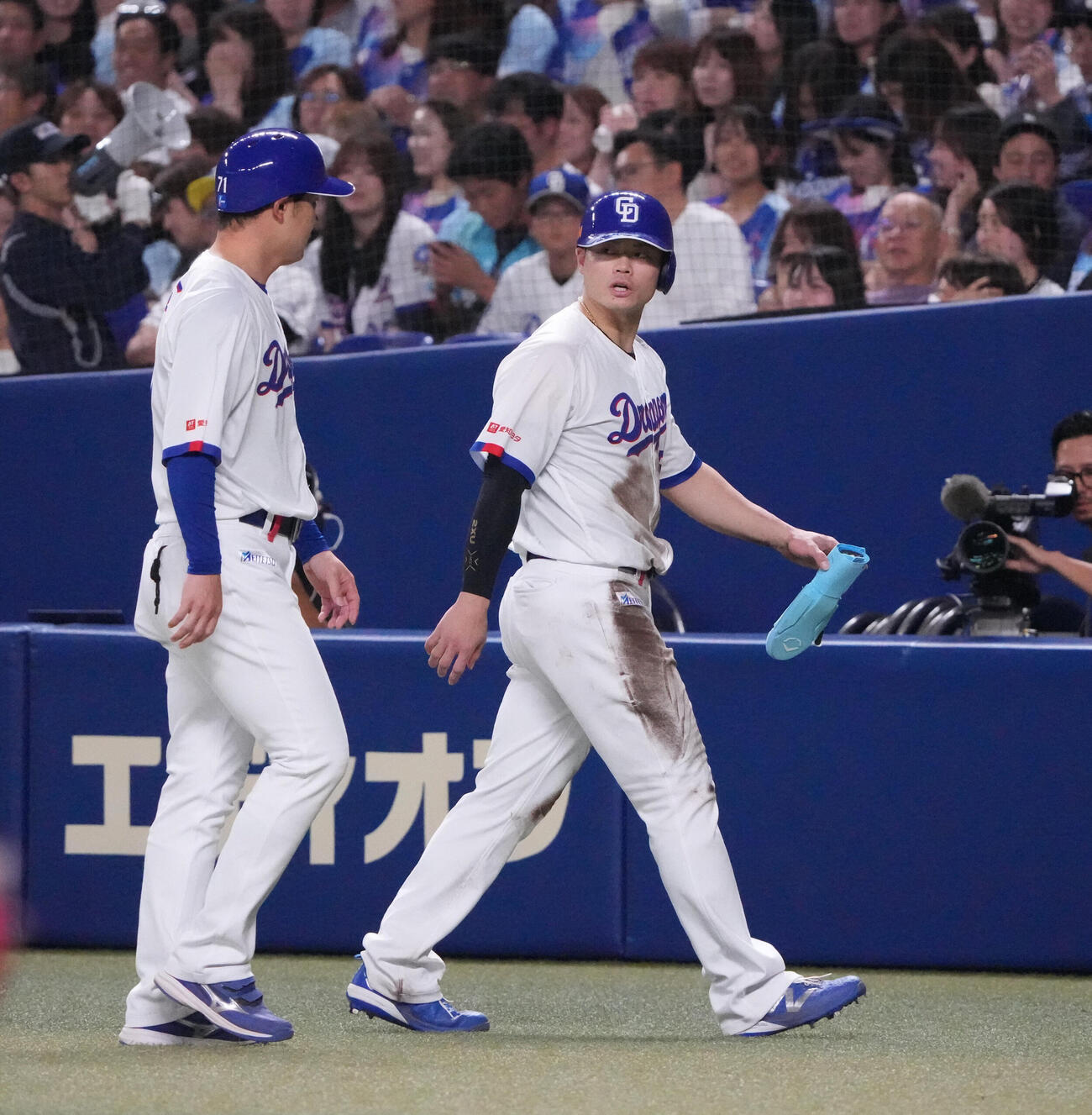 プロ野球交流戦中日対西武　11回裏中日2死満塁、牽制死となりベンチへ戻る堂上直倫内野守備走塁コーチ（左）と細川成也（撮影・森本幸一）