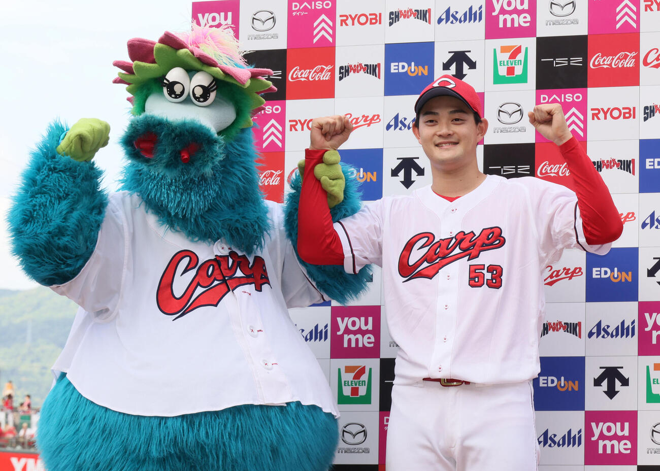 広島対オリックス　お立ち台でポーズを決める岡本駿。左はスラィリー（撮影・加藤孝規）