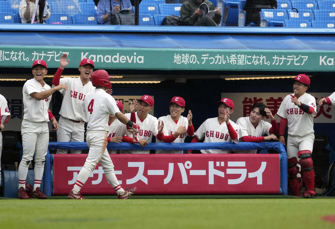全日本大学野球選手権大会　中部学院大対近大工学部　1回表中部学院大1死一、三塁、外山櫂の一ゴロの間に生還しナインから祝福される山崎夢道（左）（撮影・小島史椰）