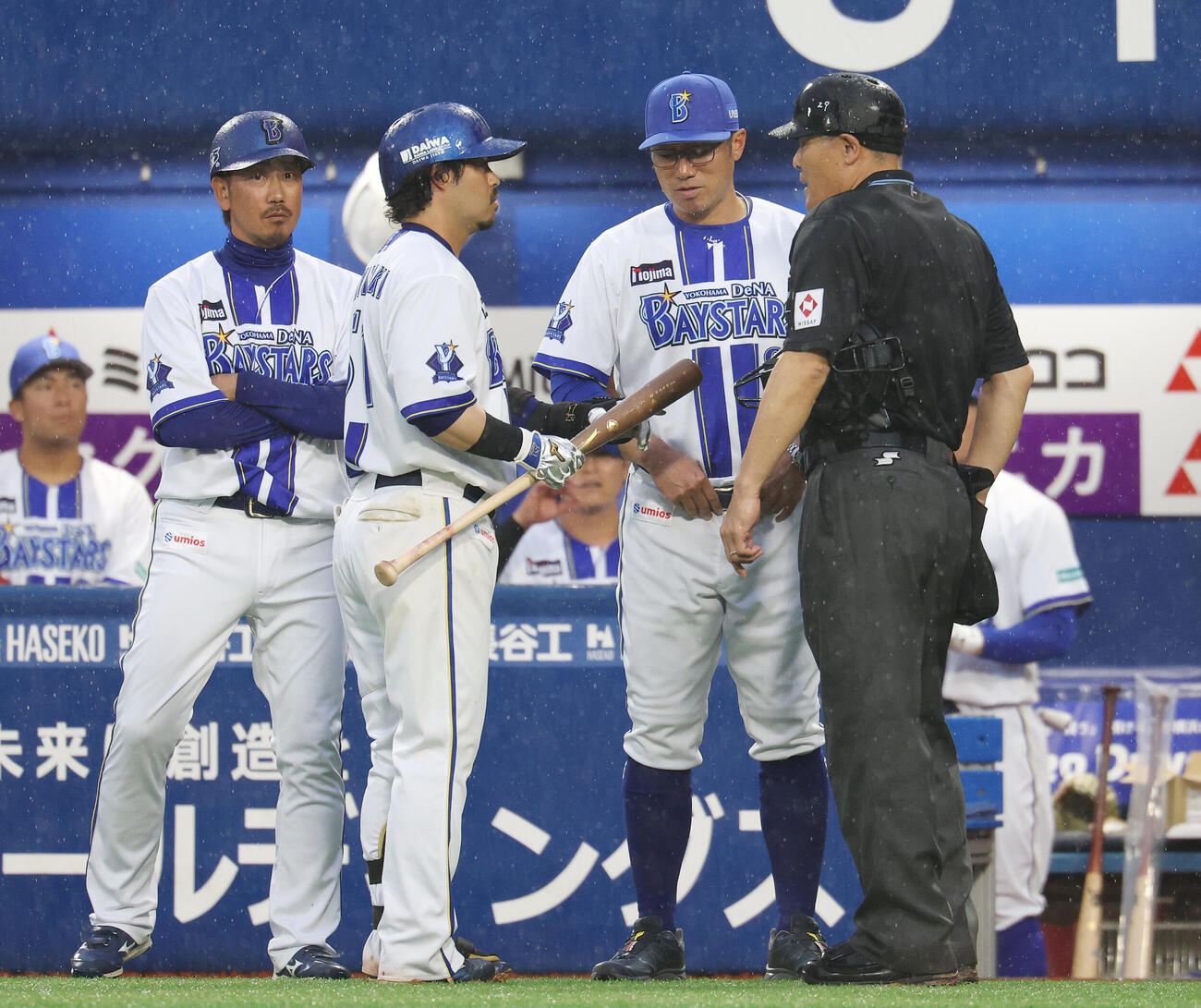 2026年6月7日、DeNA対ソフトバンクの11回裏DeNA2死一塁、宮崎敏郎（中央左）の判定に抗議する相川亮二監督（同右）（撮影・宮地輝）