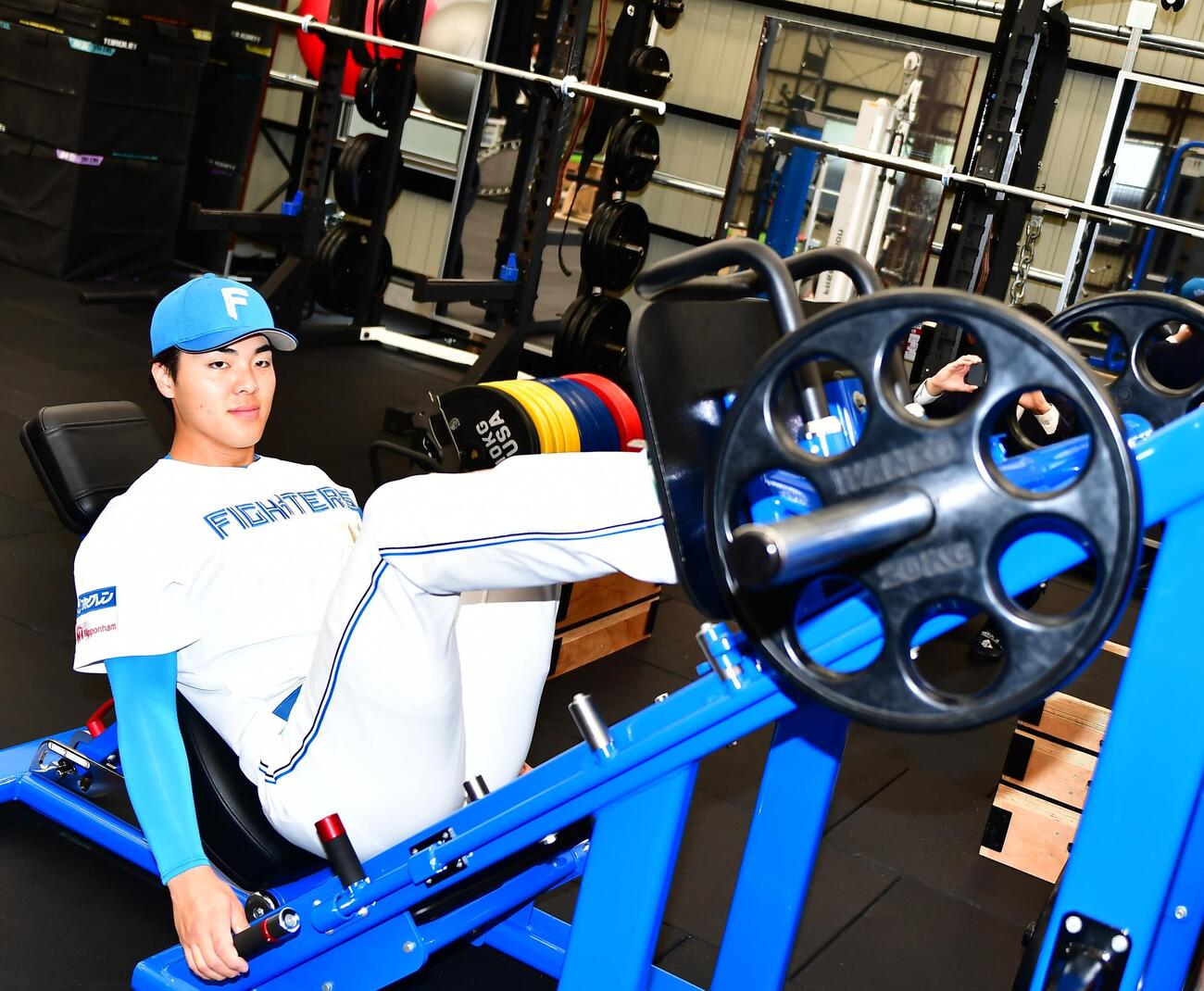 日本ハムの新施設「F PERFORMANCE LAB」で器具の感触を確かめる柴田獅子投手