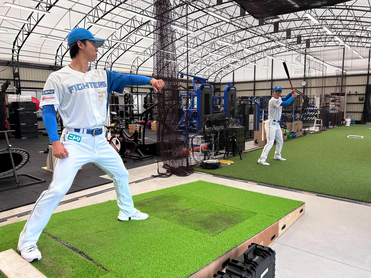 日本ハムの新施設「F PERFORMANCE LAB」の動作解析ができるバイオメカニクス設備を確かめる大川慈英投手（左）と柴田獅子投手