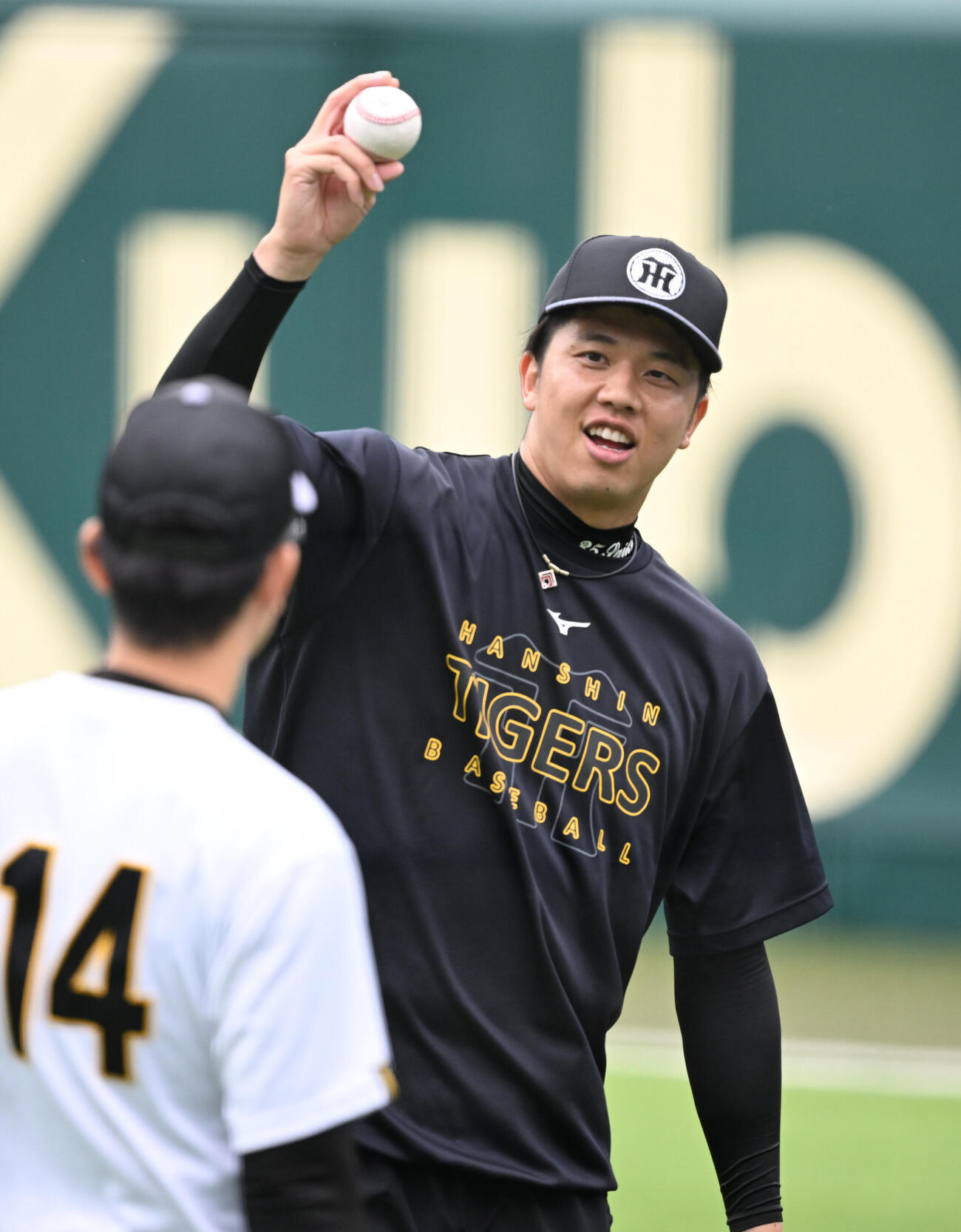阪神対楽天　練習中、笑顔を見せる阪神才木浩人（撮影・和賀正仁）