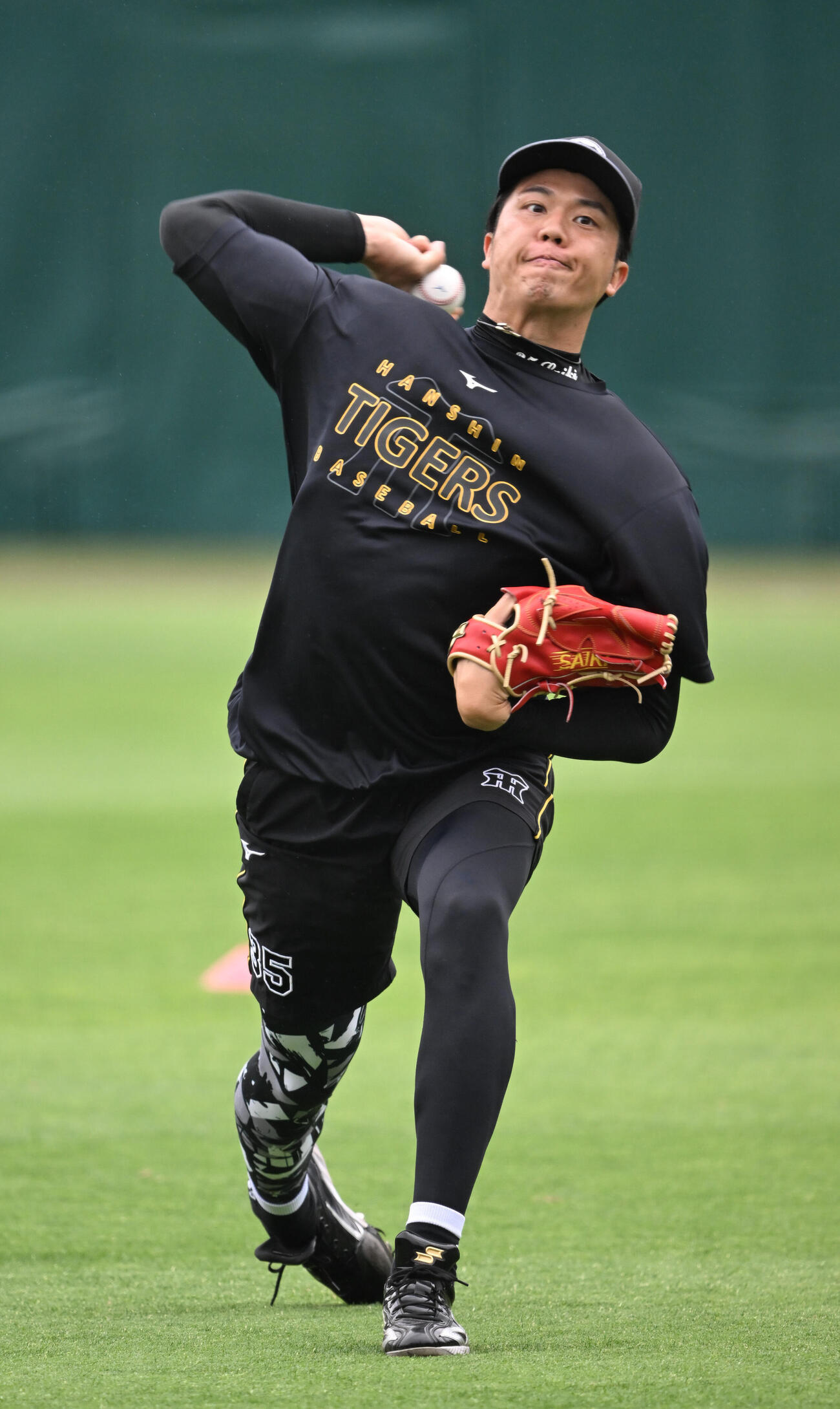 阪神対楽天　外野でキャッチボールする阪神才木浩人（撮影・和賀正仁）＝2026年6月8日
