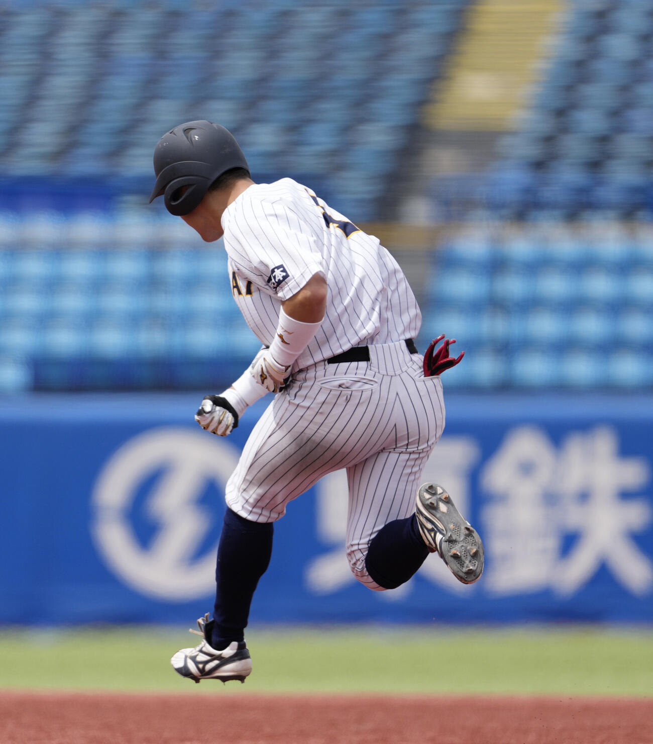 全日本大学野球選手権大会　国際武道大対東日本国際大　6回裏東日本国際大1死一塁、2点本塁打を放ち喜びを爆発させる伊藤航大（撮影・小島史椰）