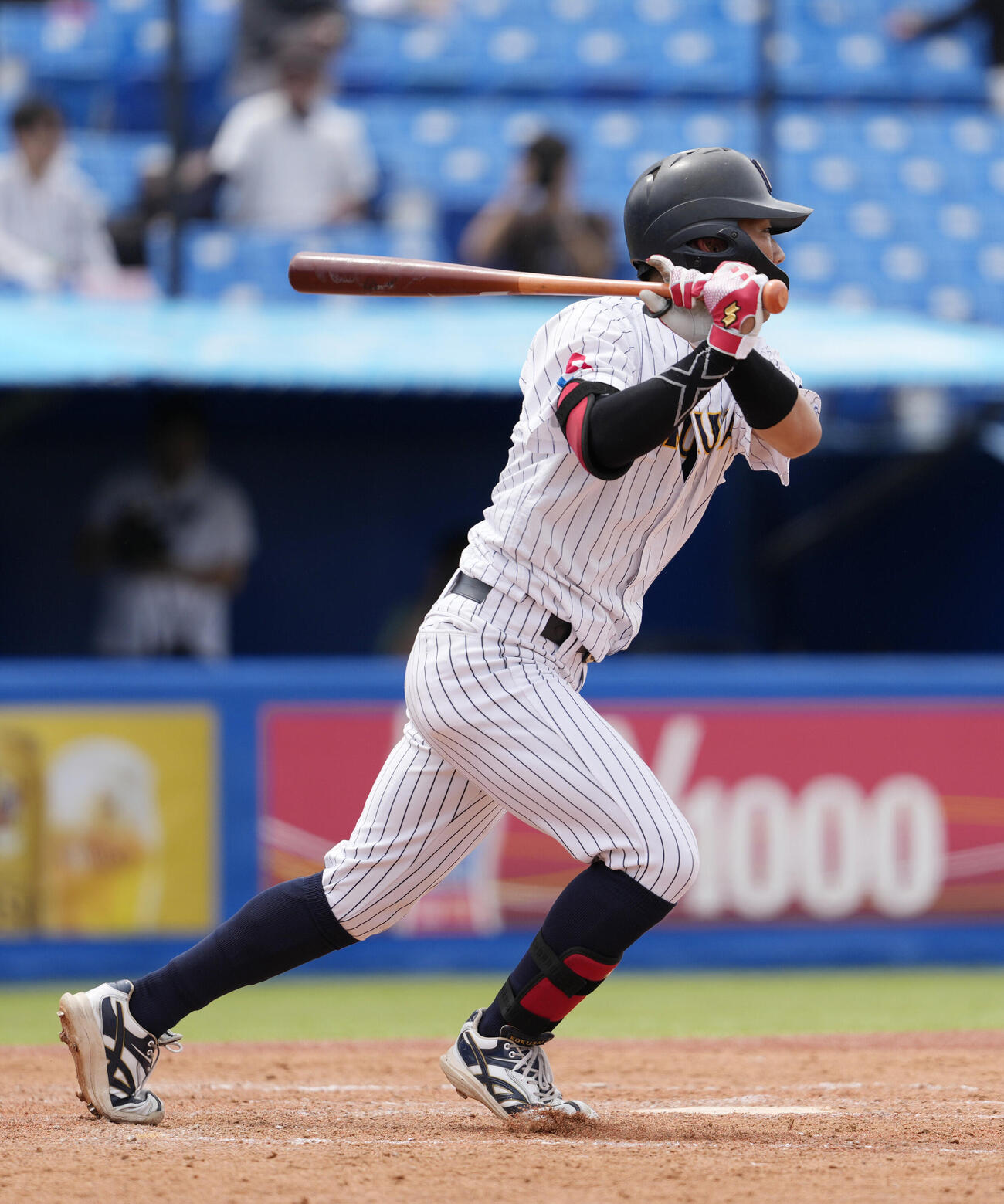全日本大学野球選手権大会　国際武道大対東日本国際大　5回裏東日本国際大1死満塁、中犠飛を放つ黒田義信（撮影・小島史椰）