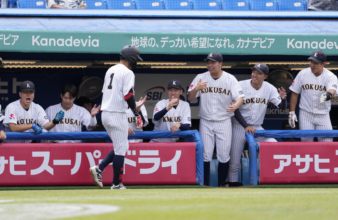 全日本大学野球選手権大会　国際武道大対東日本国際大　5回裏東日本国際大1死満塁、中犠飛を放ちナインから祝福される黒田義信（中央）（撮影・小島史椰）