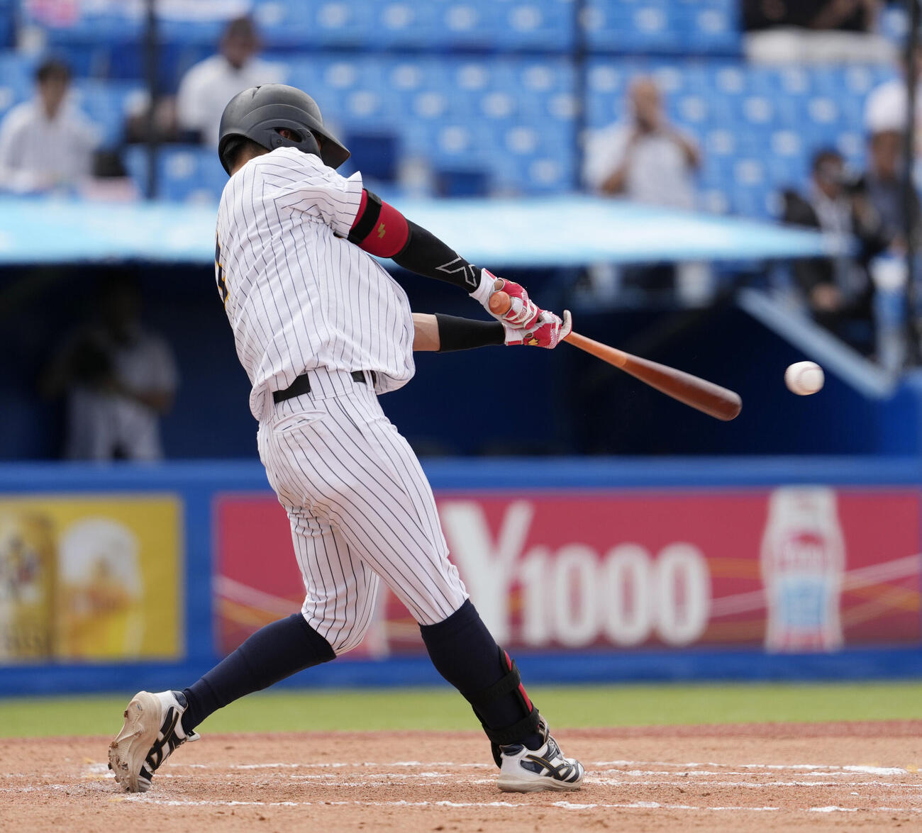 全日本大学野球選手権大会　国際武道大対東日本国際大　7回裏東日本国際大1死一塁、右前二塁打を放つ黒田義信（撮影・小島史椰）