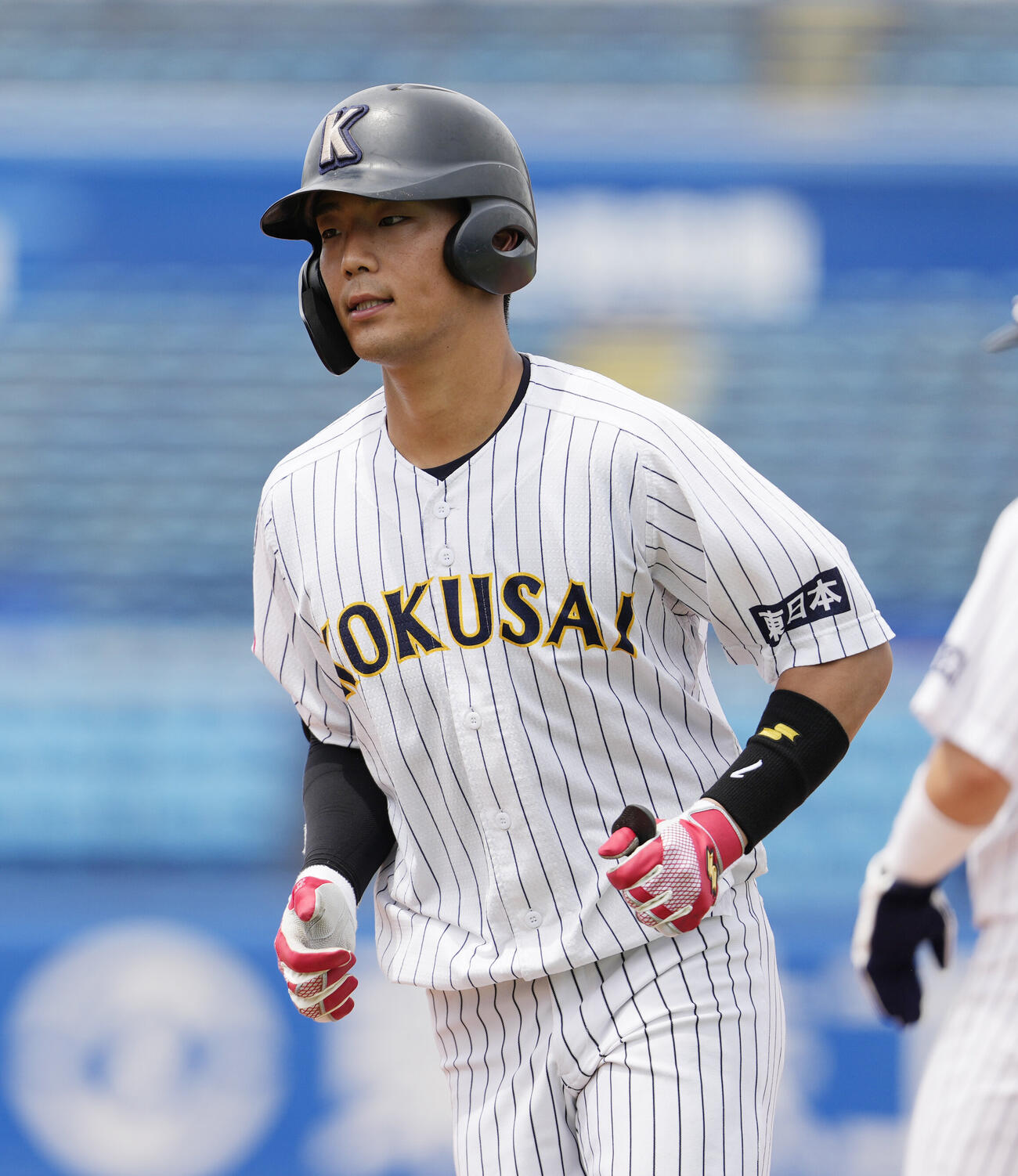 全日本大学野球選手権大会　国際武道大対東日本国際大　5回裏東日本国際大1死満塁、中犠飛を放ちベンチに戻る黒田義信（撮影・小島史椰）