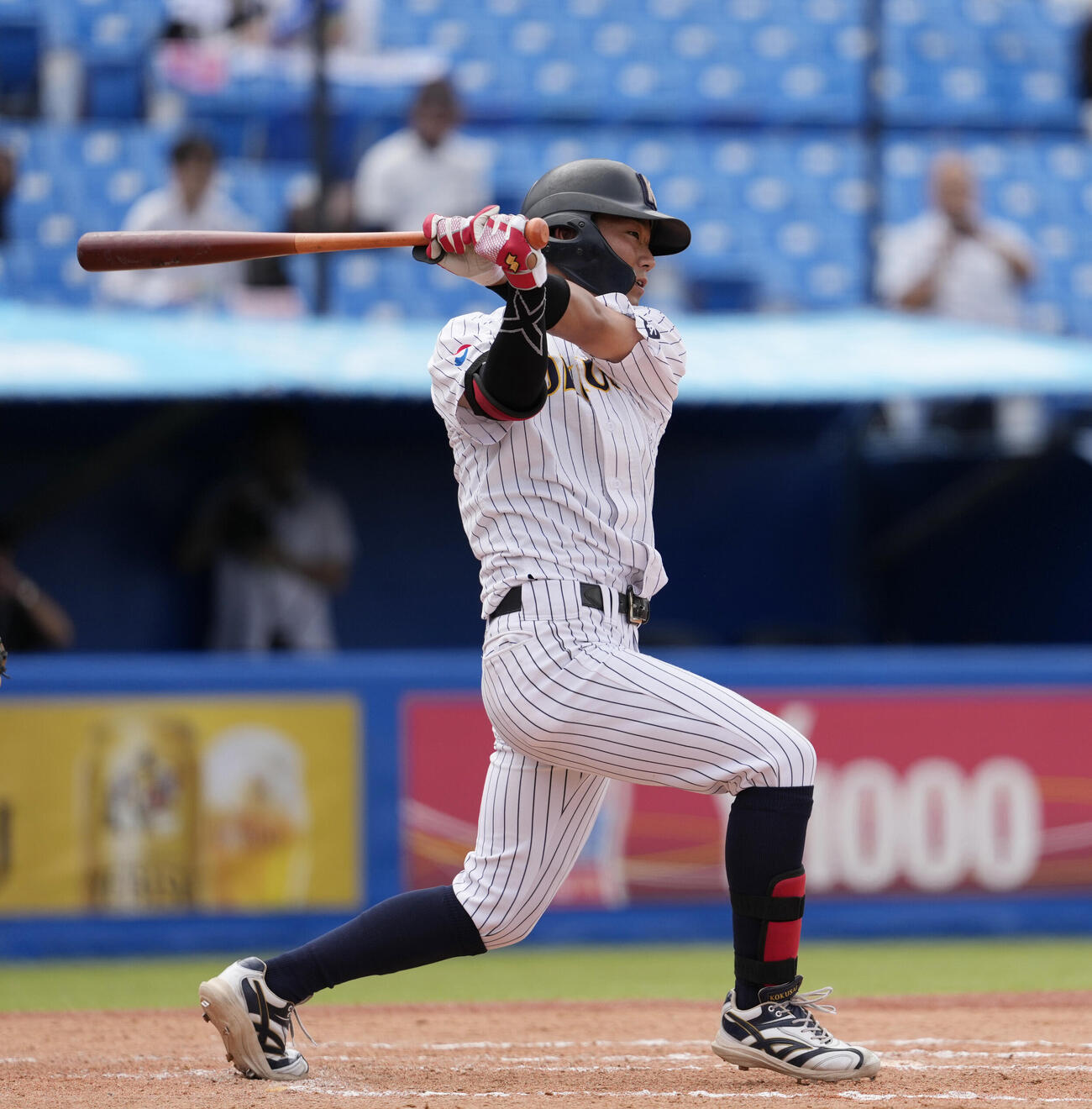全日本大学野球選手権大会　国際武道大対東日本国際大　7回裏東日本国際大1死一塁、右前二塁打を放つ黒田義信（撮影・小島史椰）
