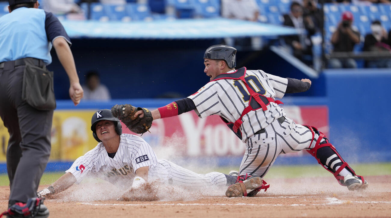 全日本大学野球選手権大会　国際武道大対東日本国際大　7回裏東日本国際大1死二、三塁、勝ち越しの生還を試みるも阻止される大徳岳登（左）（撮影・小島史椰）