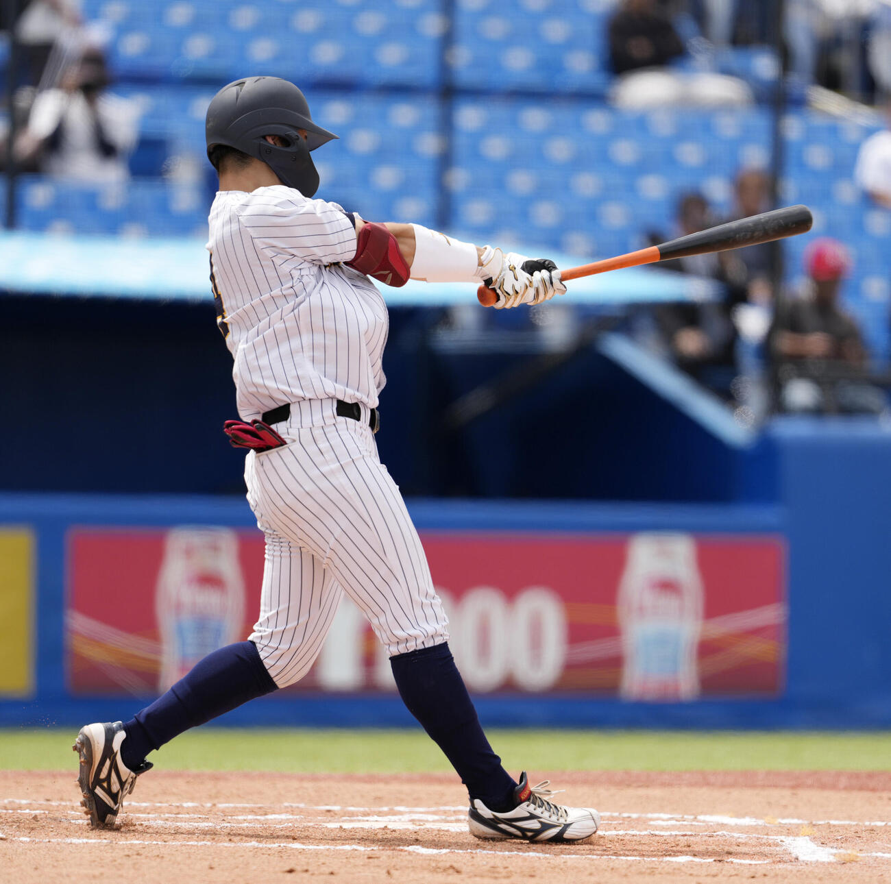 全日本大学野球選手権大会　国際武道大対東日本国際大　6回裏東日本国際大1死一塁、2点本塁打を放つ伊藤航大（撮影・小島史椰）